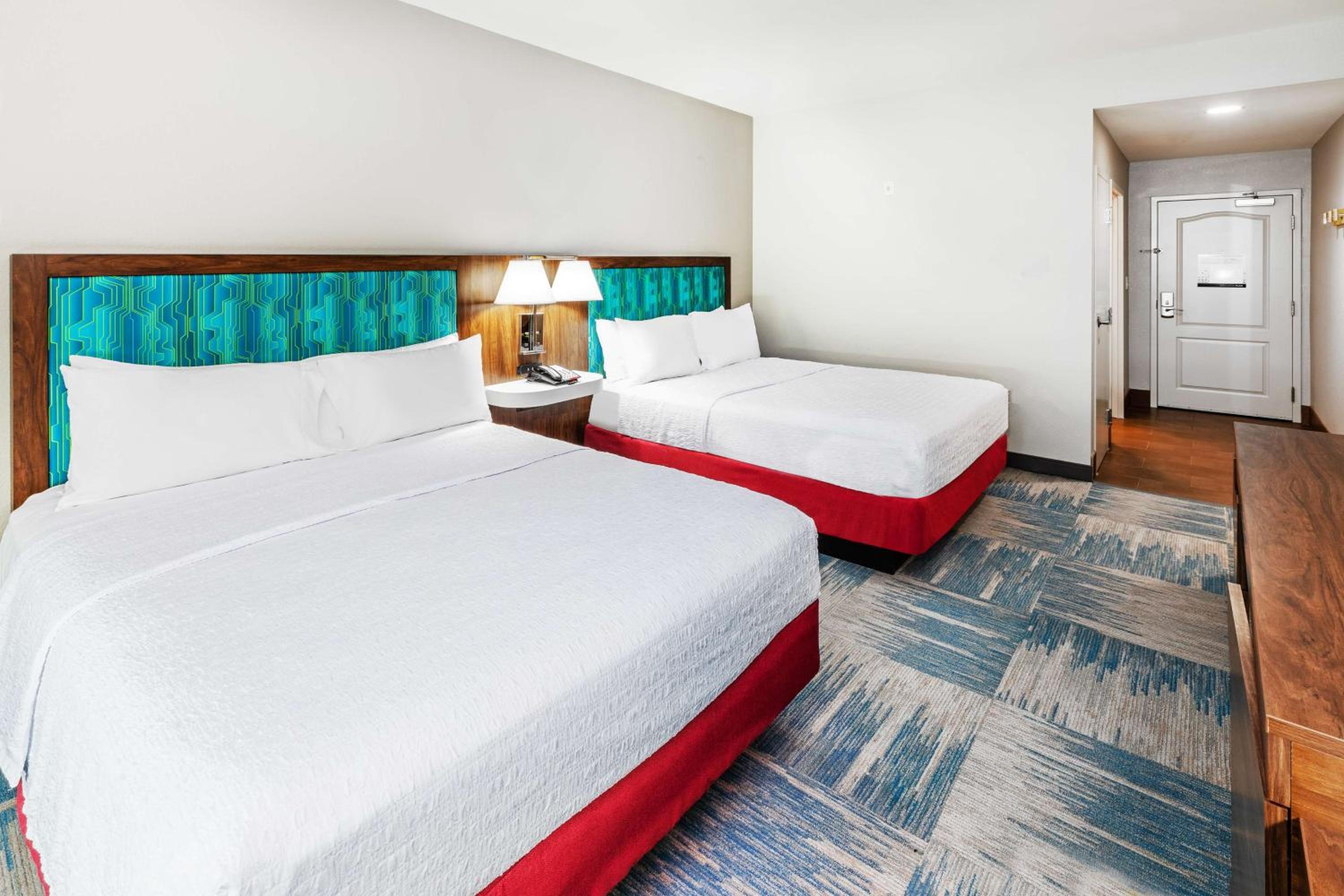 Room with Two Queen Beds - Non-Smoking - Photo 2