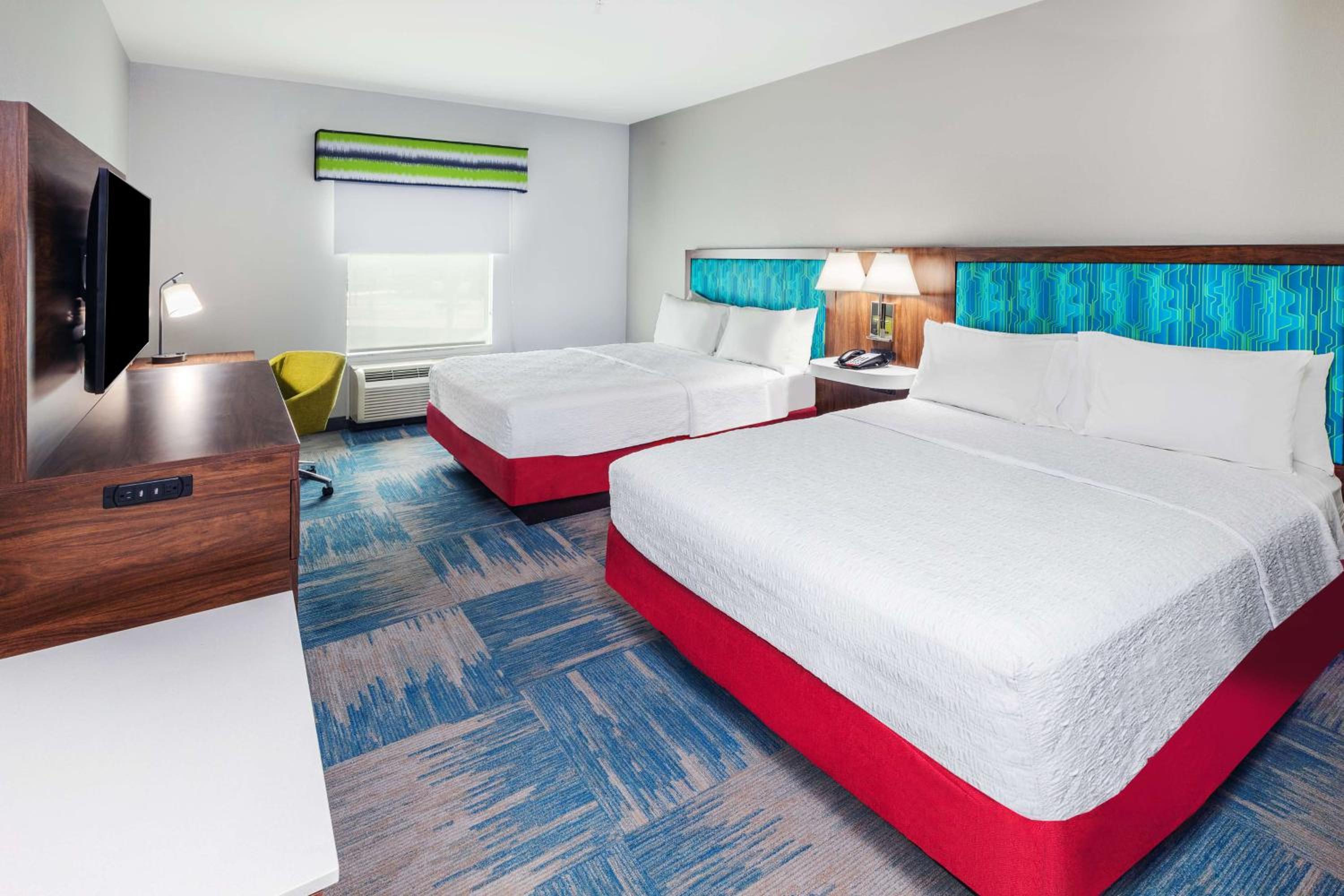 Room with Two Queen Beds - Non-Smoking - Photo 4
