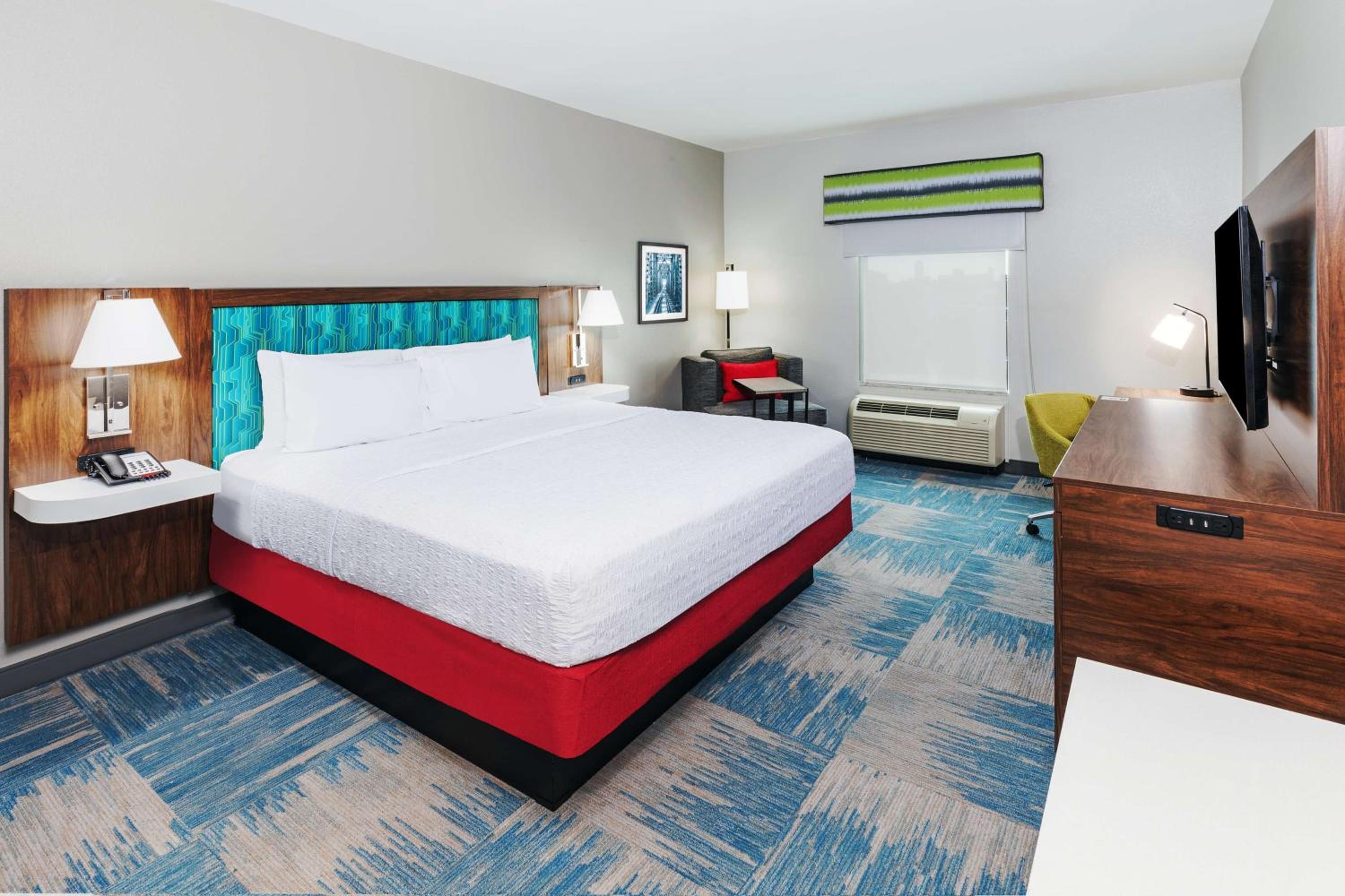 King Room with King Bed - Non-Smoking - Photo 3