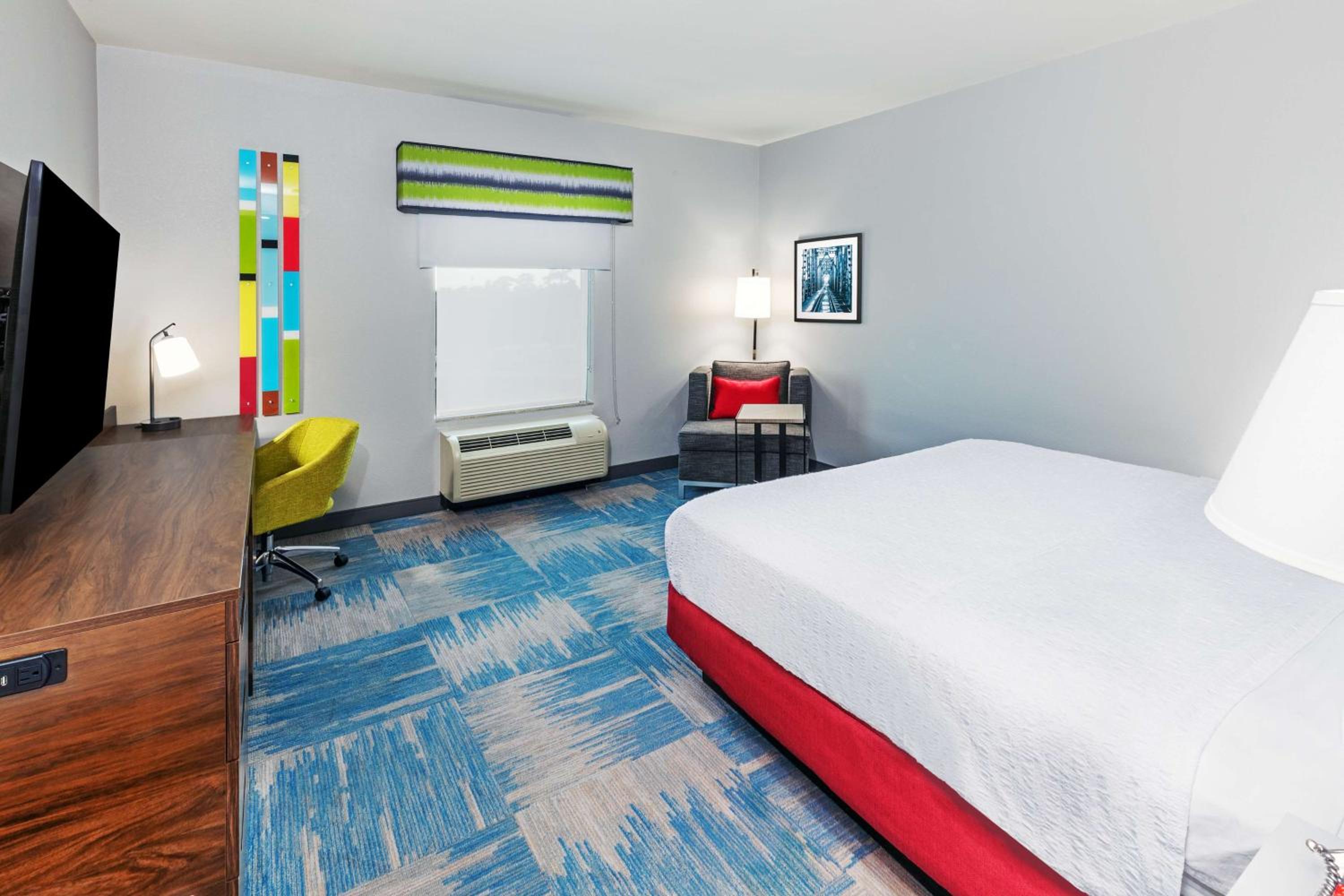 King Room with King Bed - Non-Smoking - Photo 4