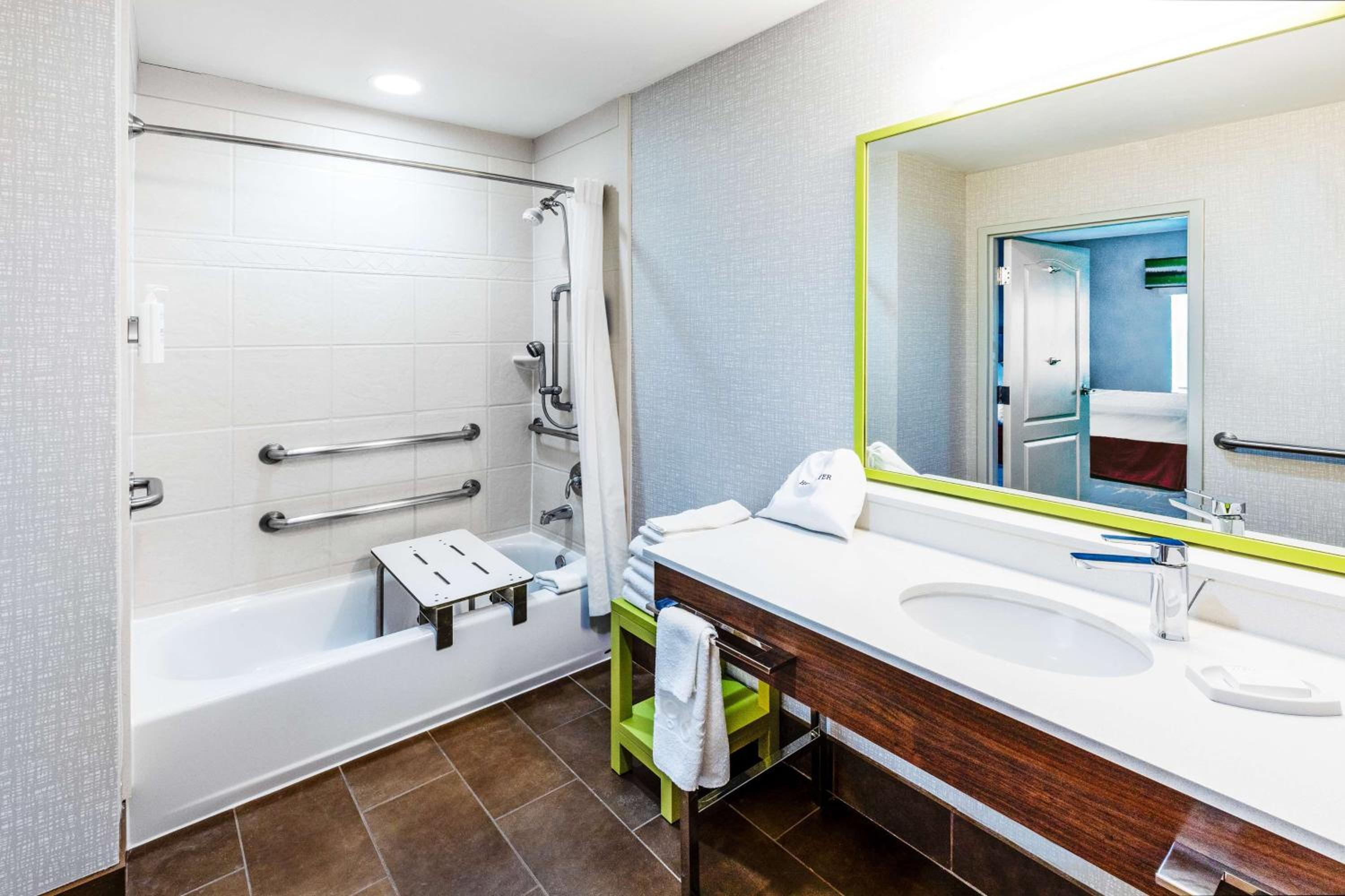 Queen Room with Two Queen Beds - Mobility and Hearing Access/Non-Smoking - Photo 4