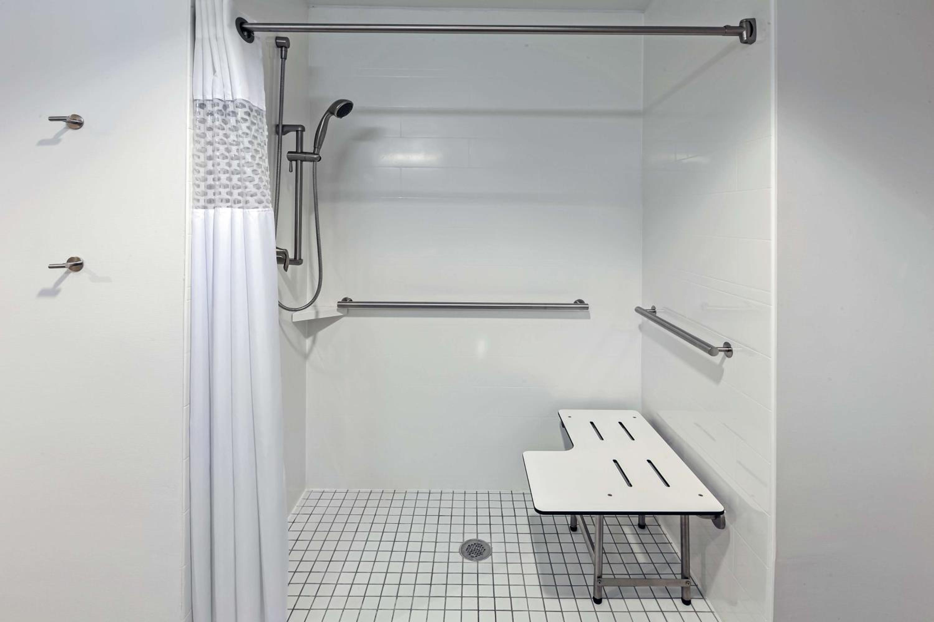 King Room with Roll-In Shower - Mobility/Hearing Accessible - Non-Smoking - Photo 4