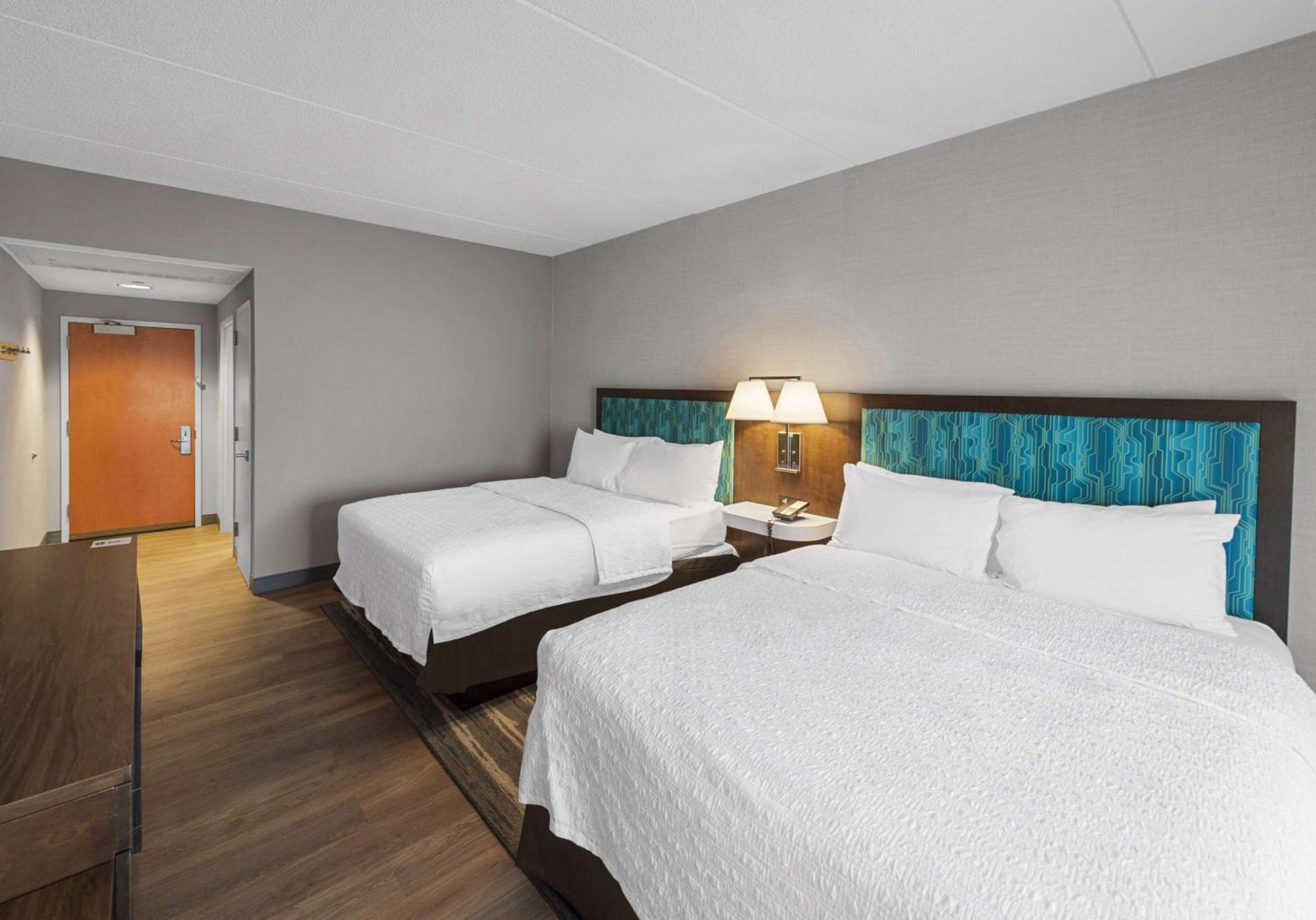 Room with Two Queen Beds - Non-Smoking - Photo 2