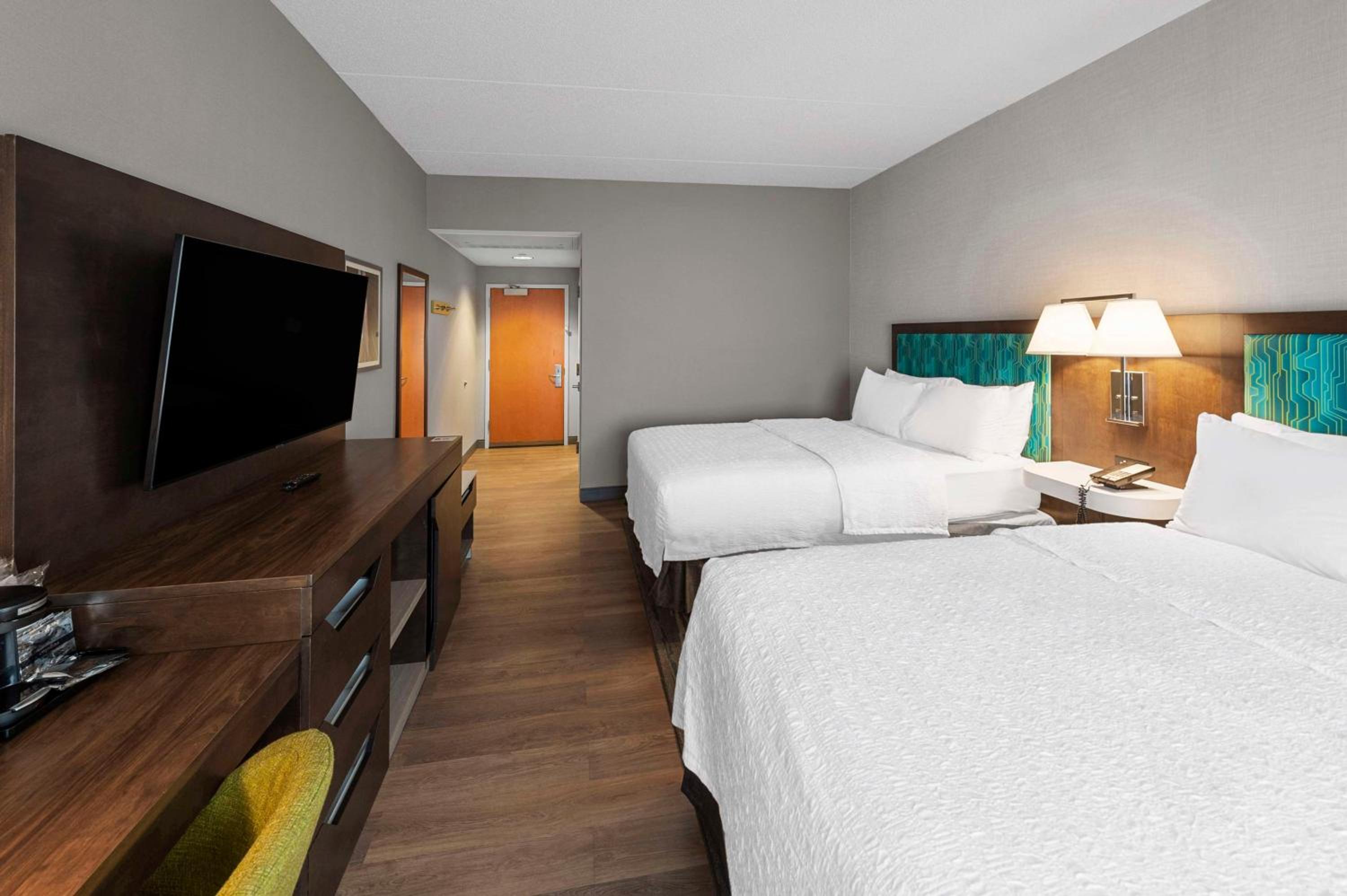 Room with Two Queen Beds - Non-Smoking - Photo 3
