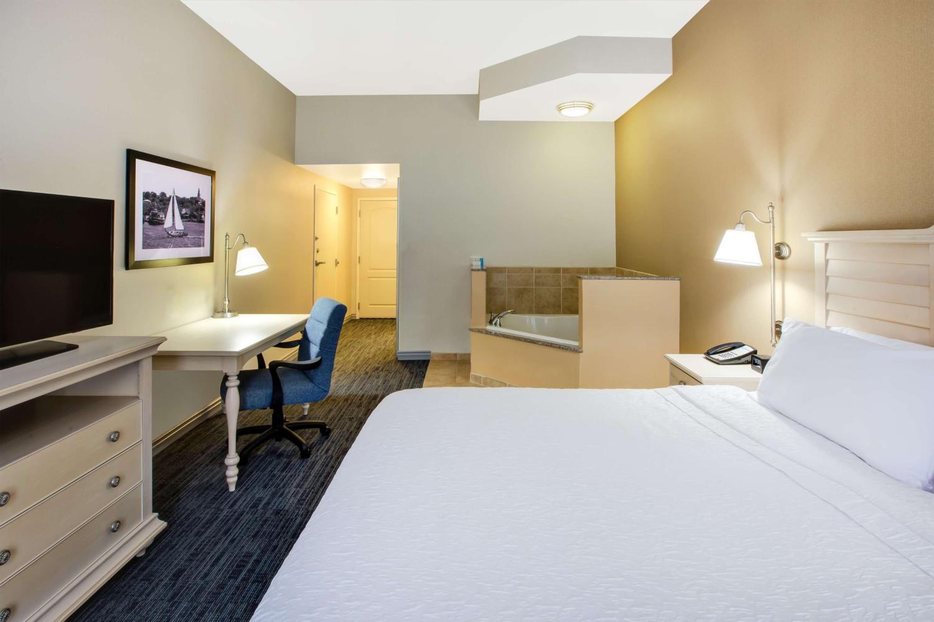 King Studio Suite with Whirlpool - Non-Smoking
