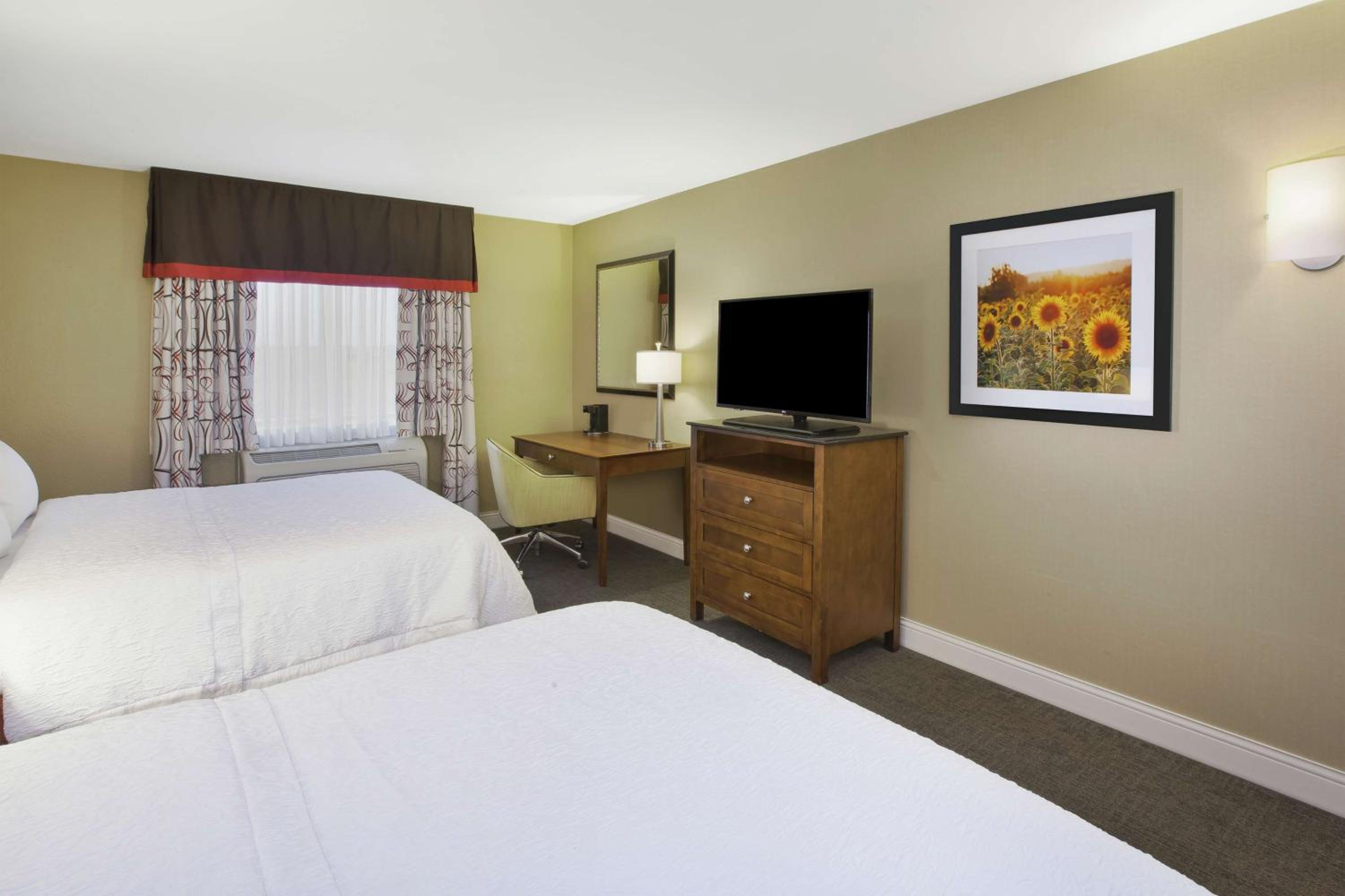 Room with Two Queen Beds - Non-Smoking - Photo 2