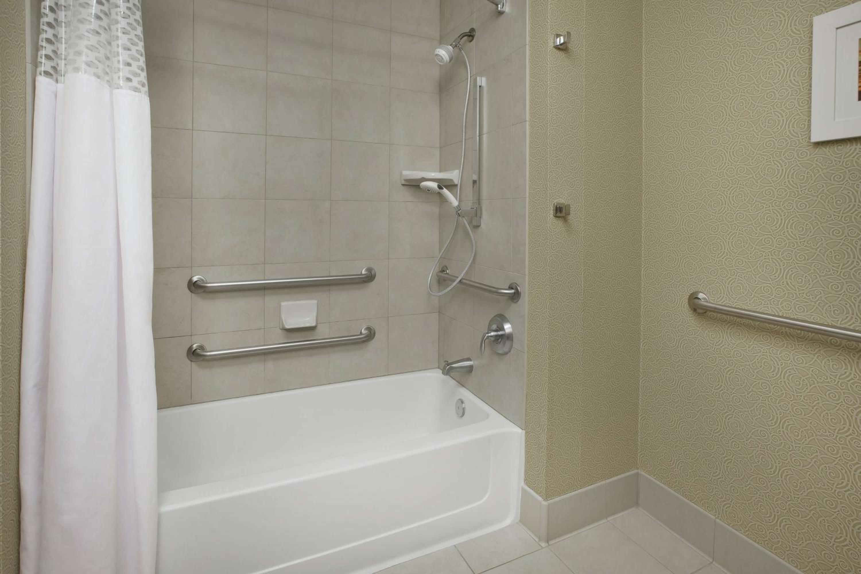 Queen Room with Two Queen Beds - Mobility and Hearing Access/Non-Smoking - Photo 3