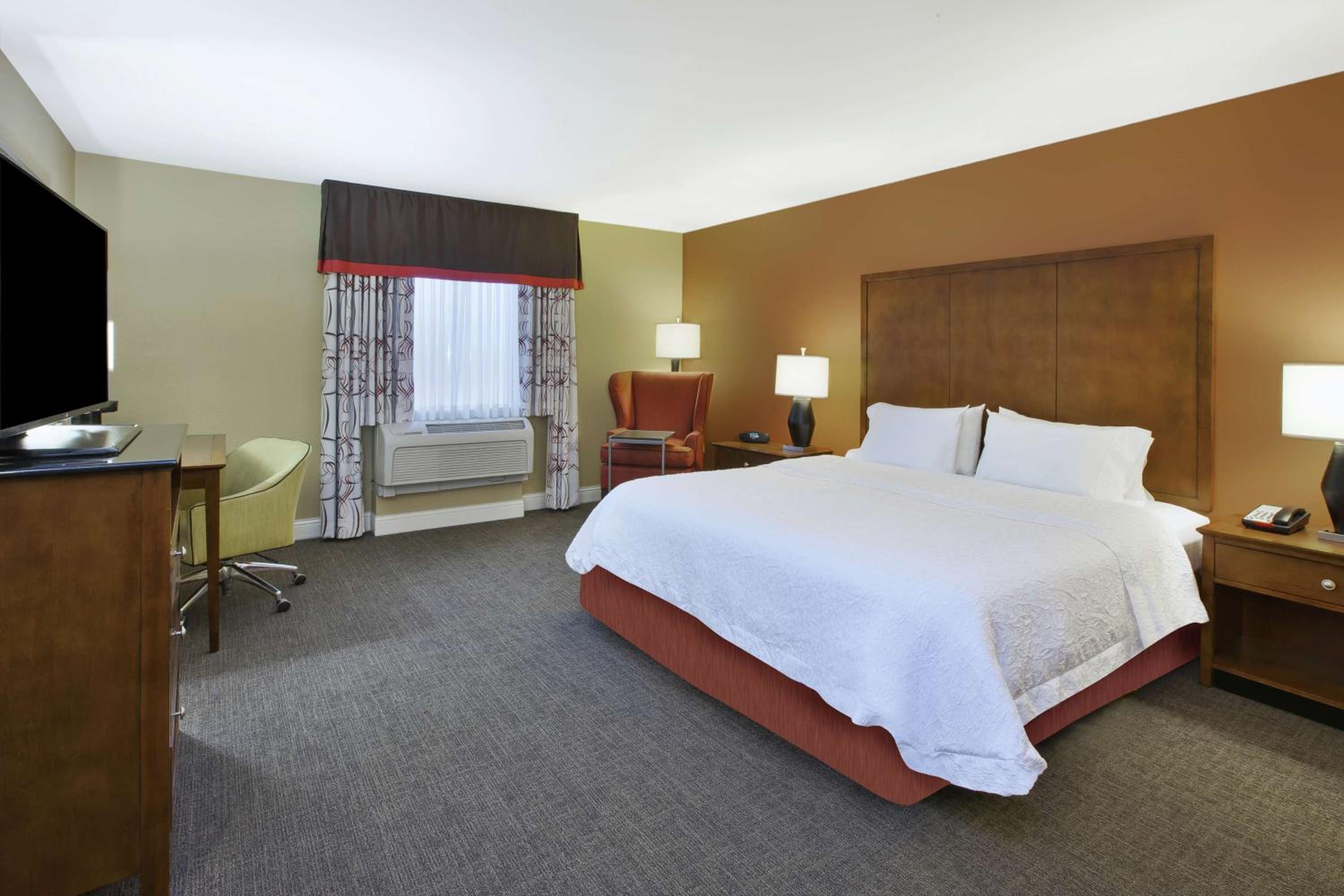 King Room with Accessible Tub - Mobility and Hearing Access/Non-Smoking - Photo 3
