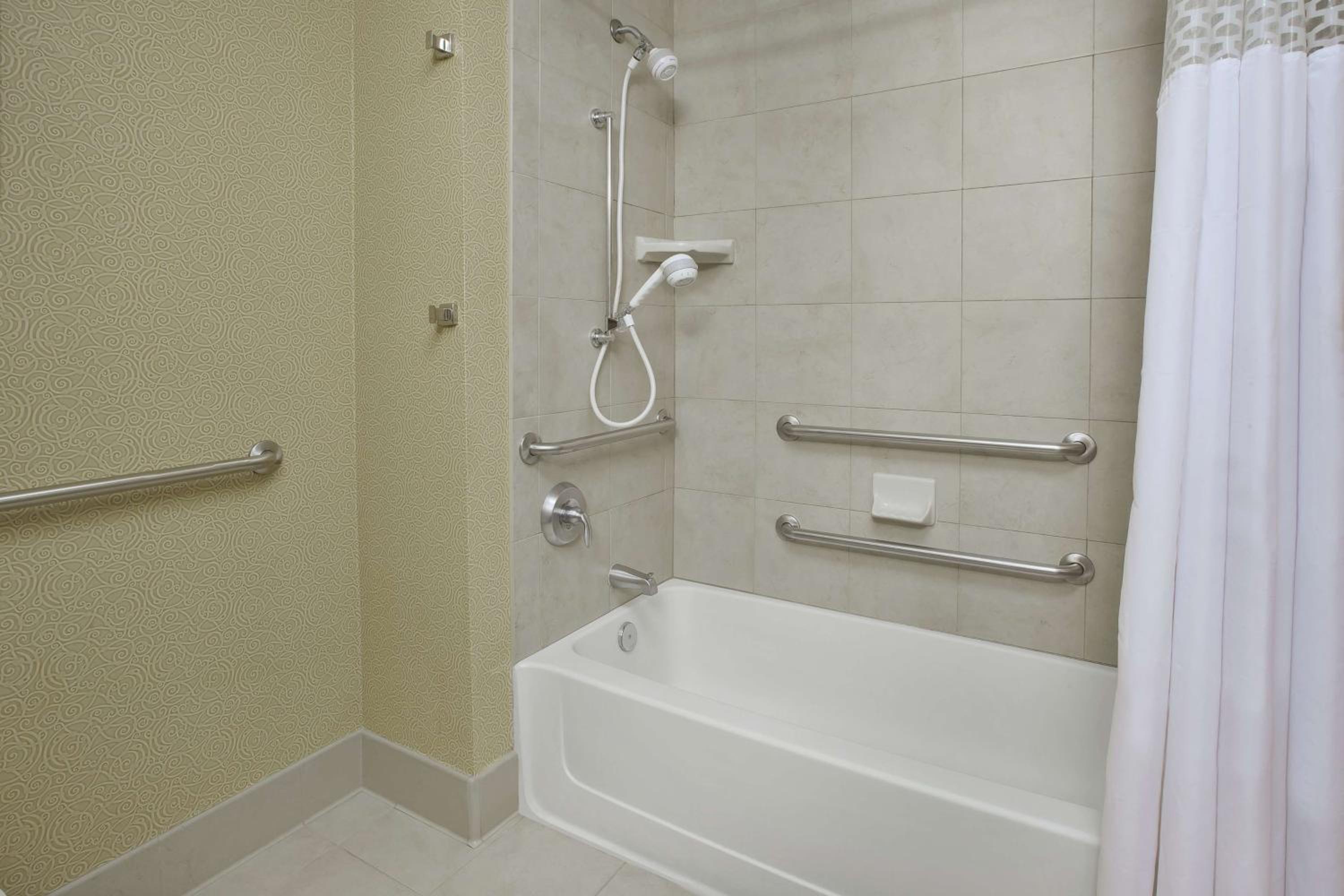 Queen Room with Two Queen Beds - Mobility and Hearing Access/Non-Smoking - Photo 2