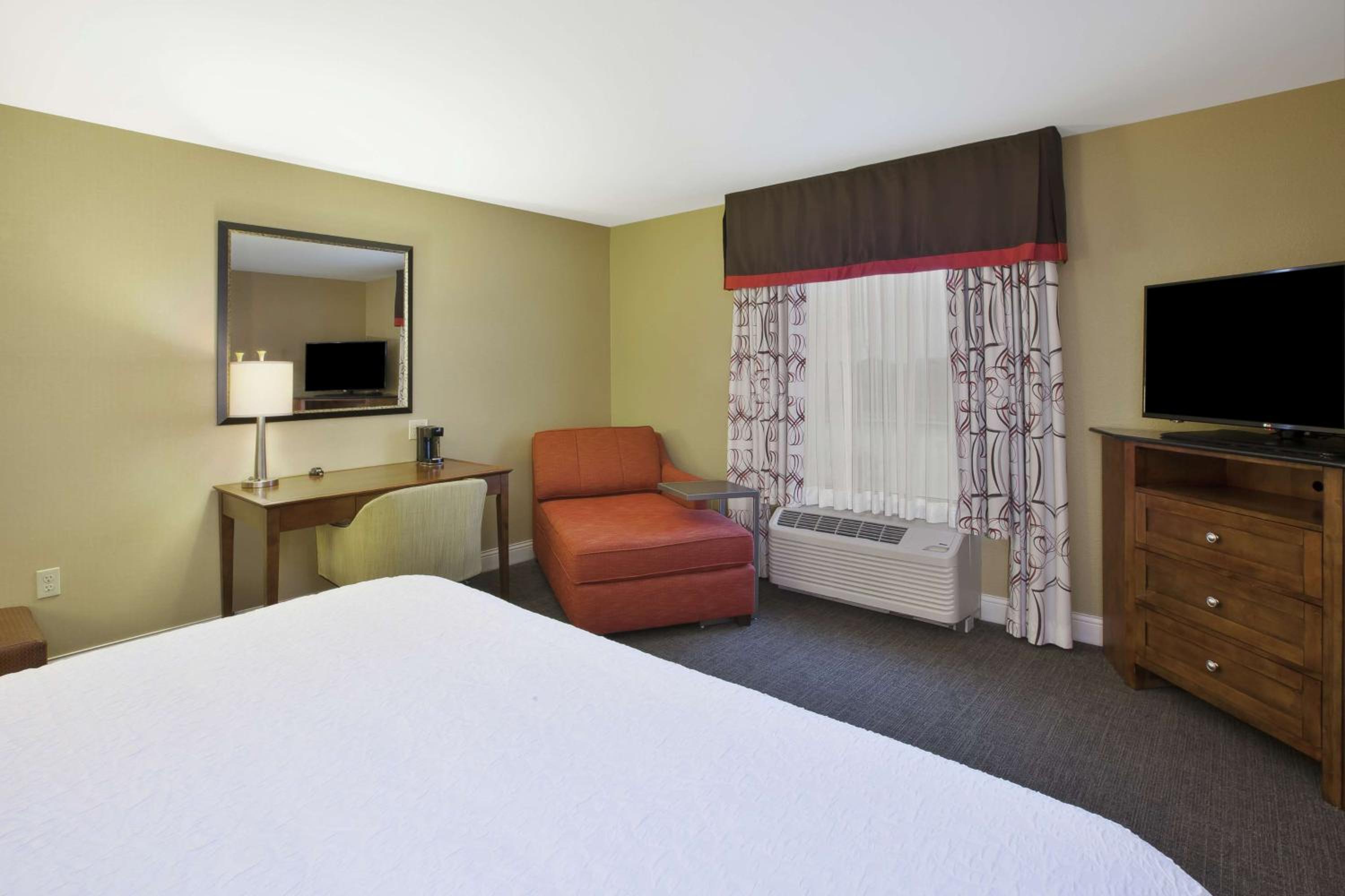 King Room with King Bed - Non-Smoking - Photo 1