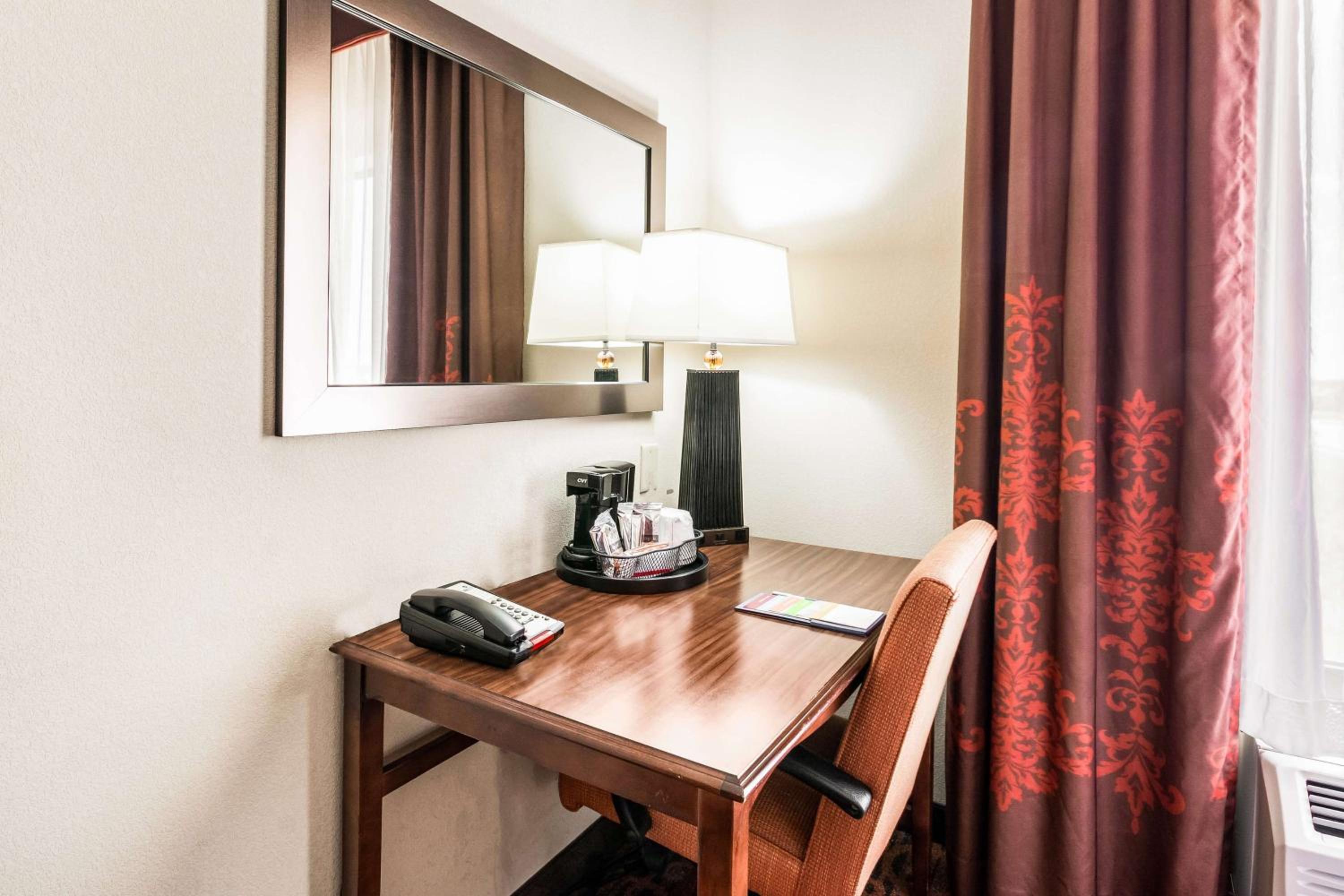 Non-Smoking Double Queen Room - Photo 1