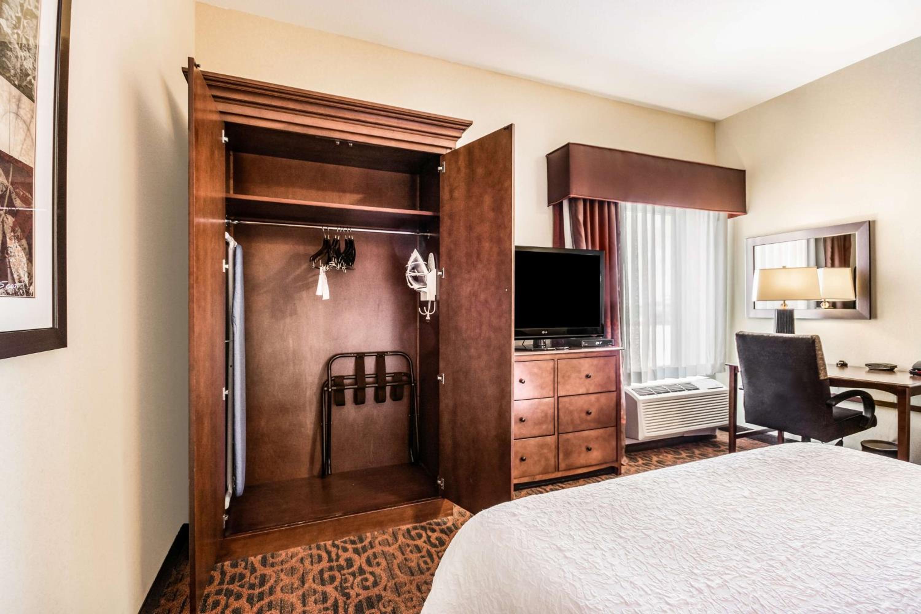 Queen Room - Non-Smoking photo 2