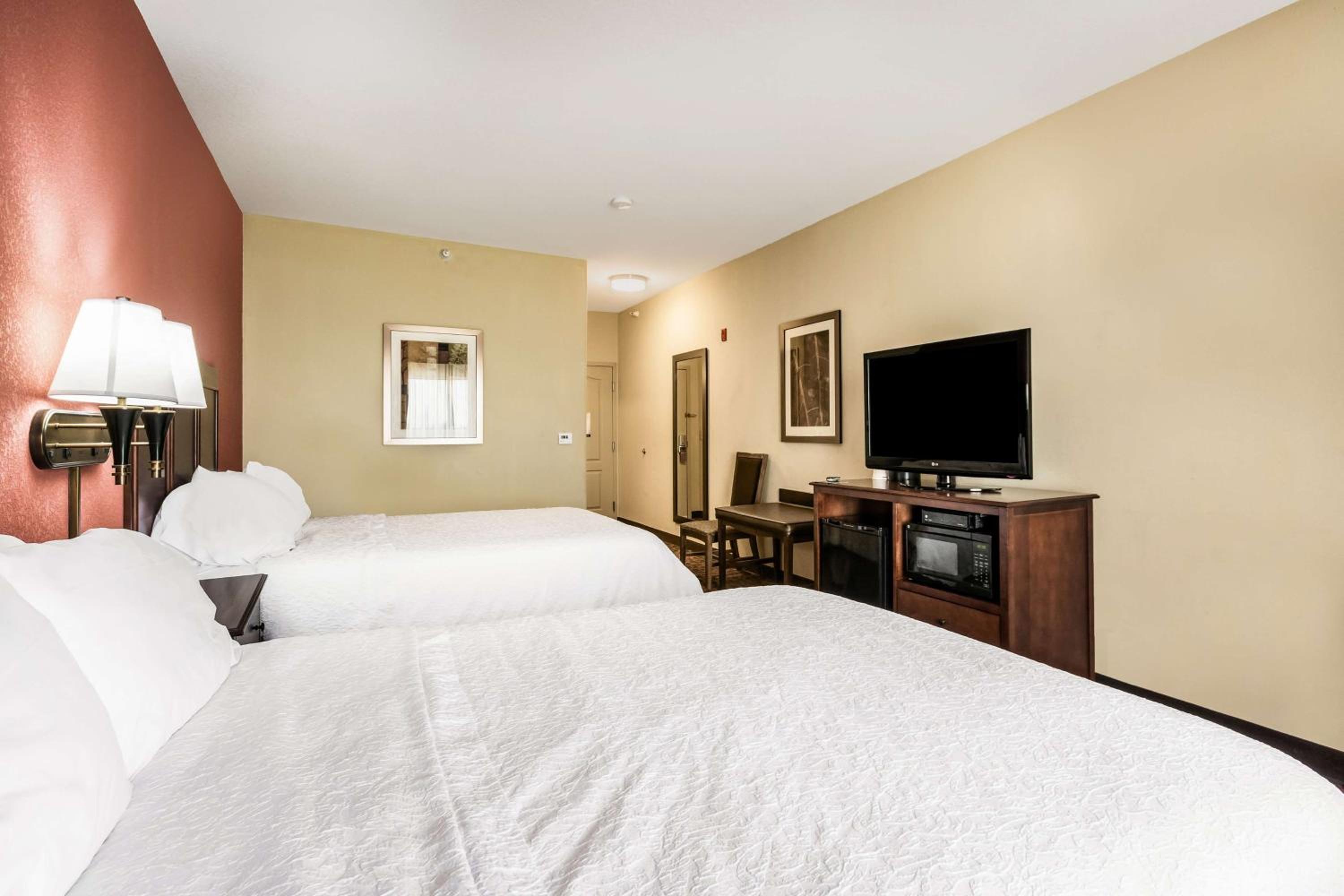 Non-Smoking Double Queen Room - Photo 3