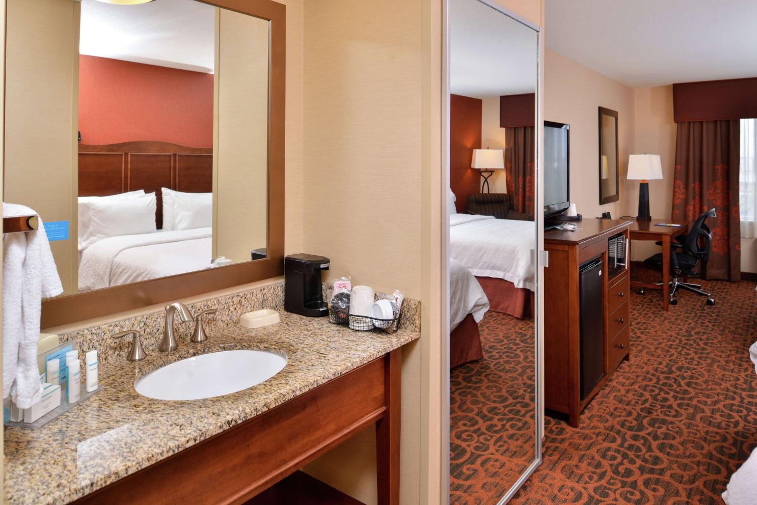 King Room with King Bed - Non-Smoking - Photo 1