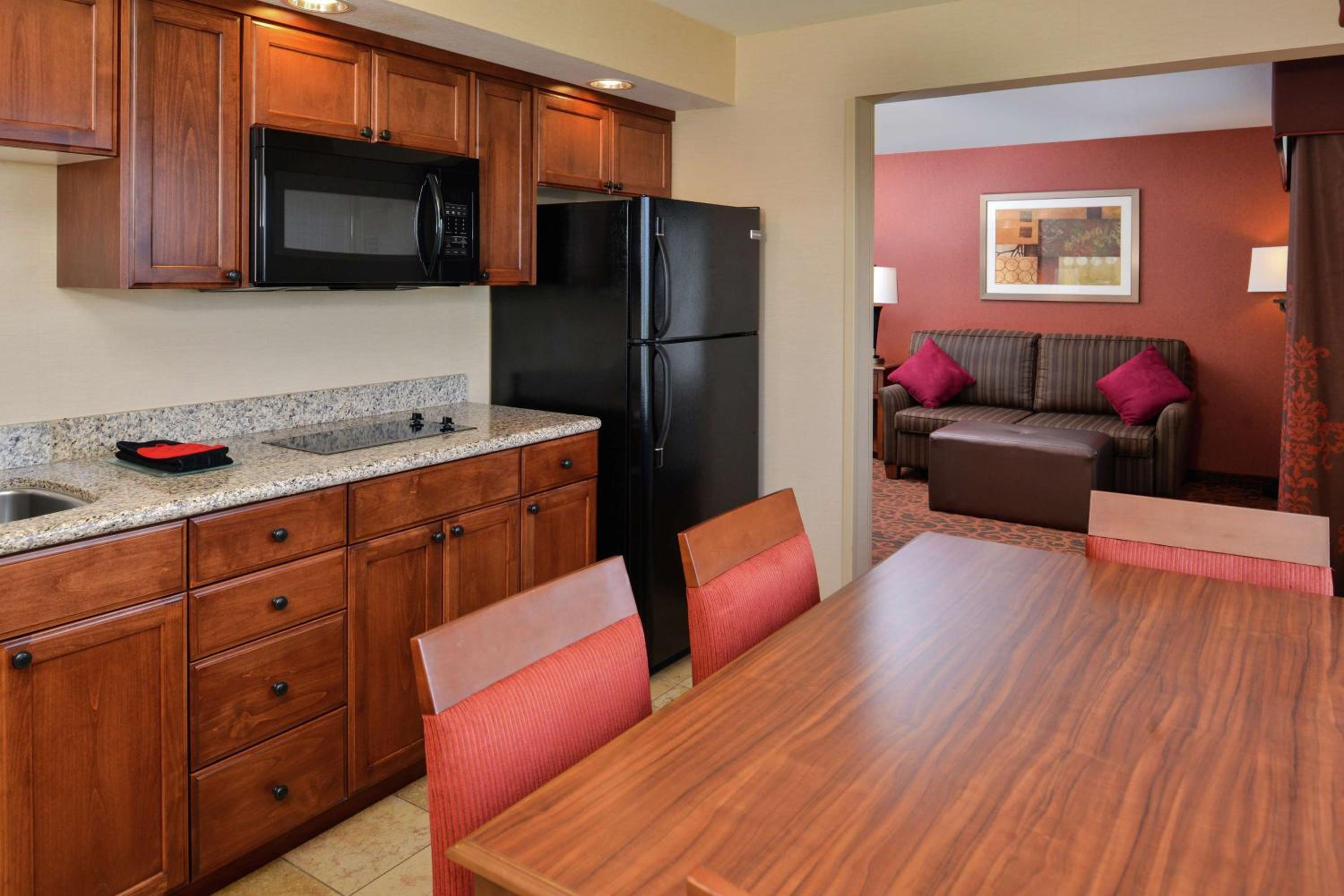 King Suite with Kitchenette - Non-Smoking - Photo 3