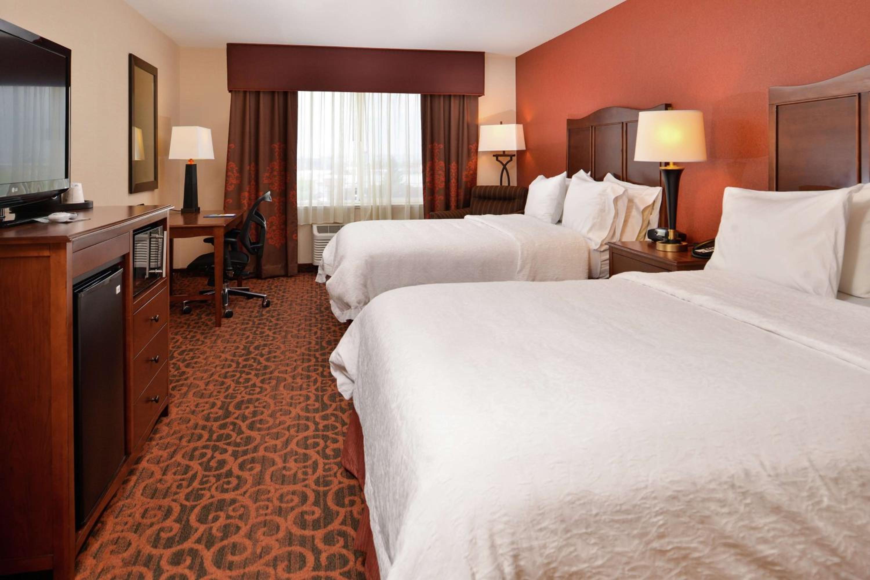 Room with Two Queen Beds - Non-Smoking - Photo 5