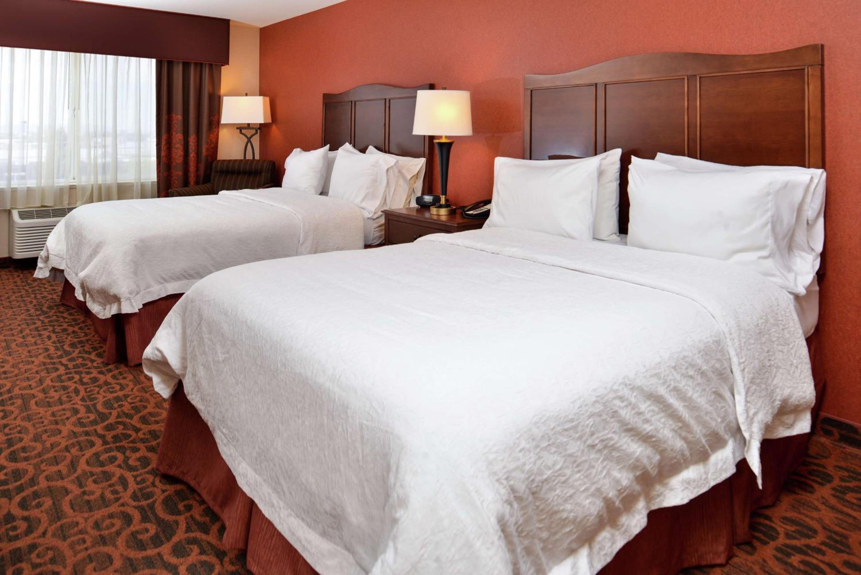Room with Two Queen Beds - Non-Smoking - Photo 2