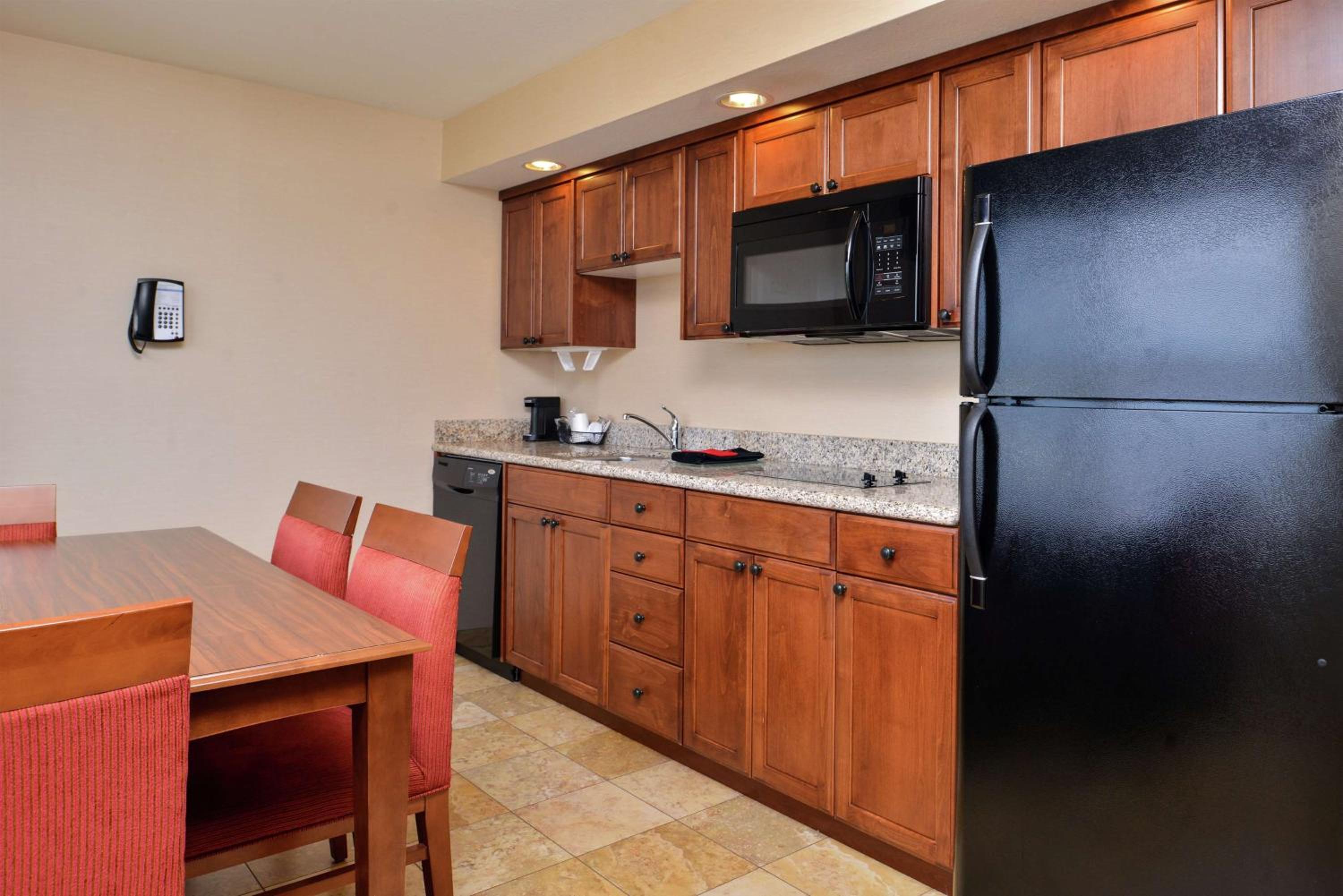 King Suite with Kitchenette - Non-Smoking - Photo 4