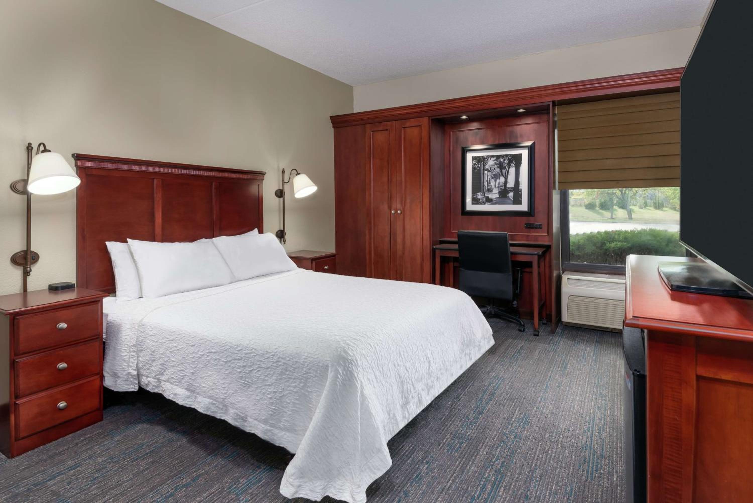 Queen Room with Bath Tub - Disability Access/Non-Smoking  - Photo 1