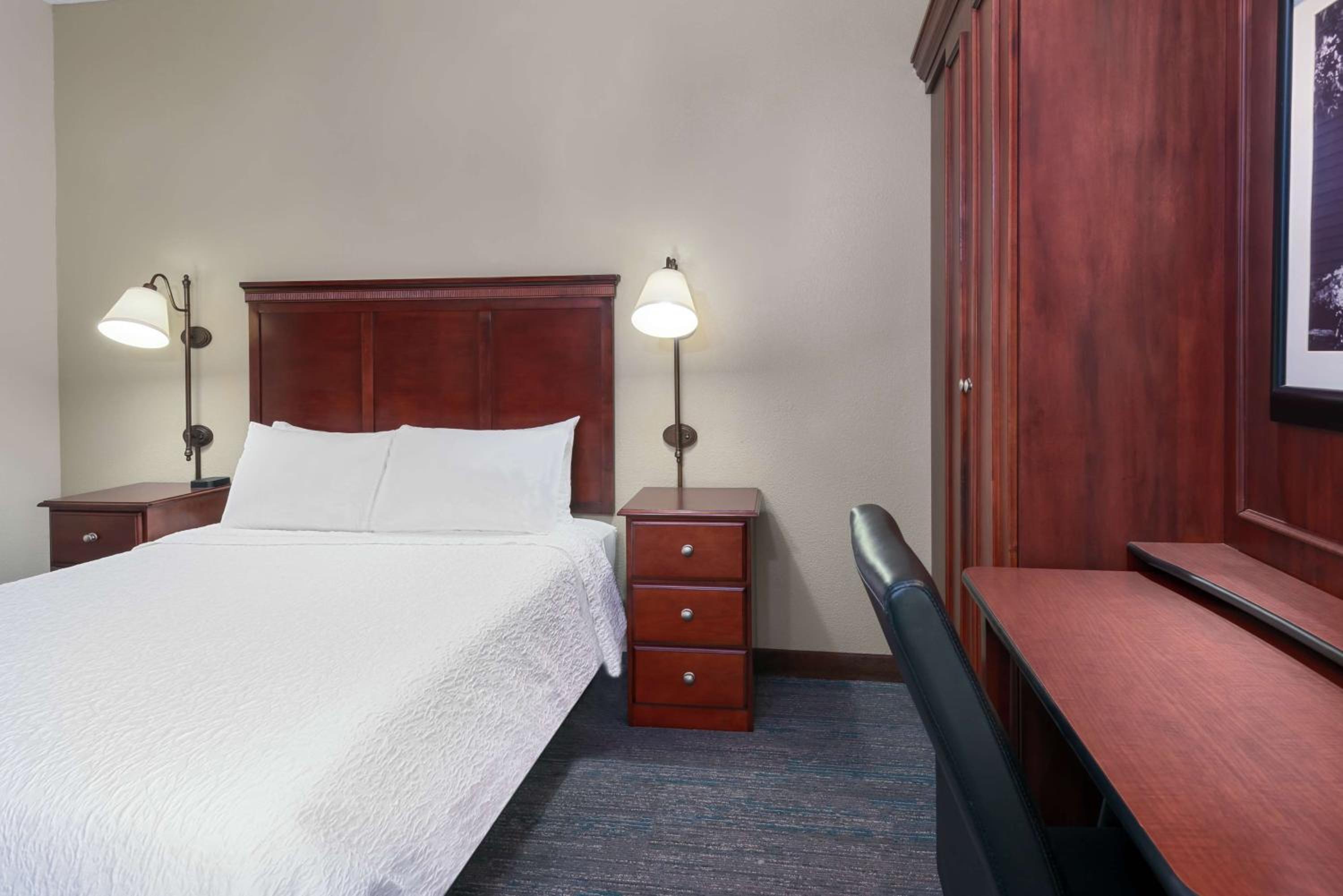 Queen Room with Bath Tub - Disability Access/Non-Smoking  - Photo 4