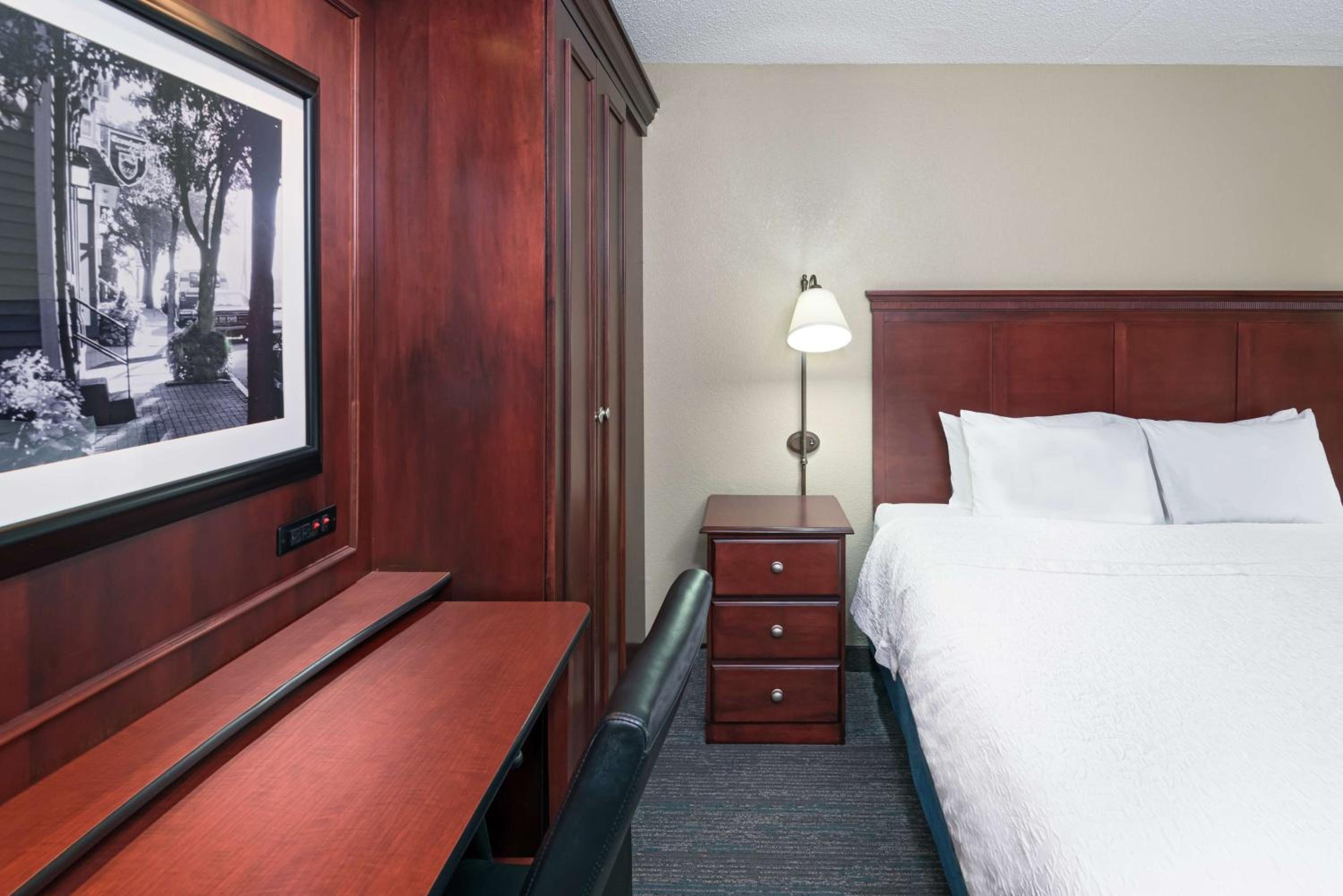 Deluxe King Room with Sofa Bed - Non-Smoking - Photo 5