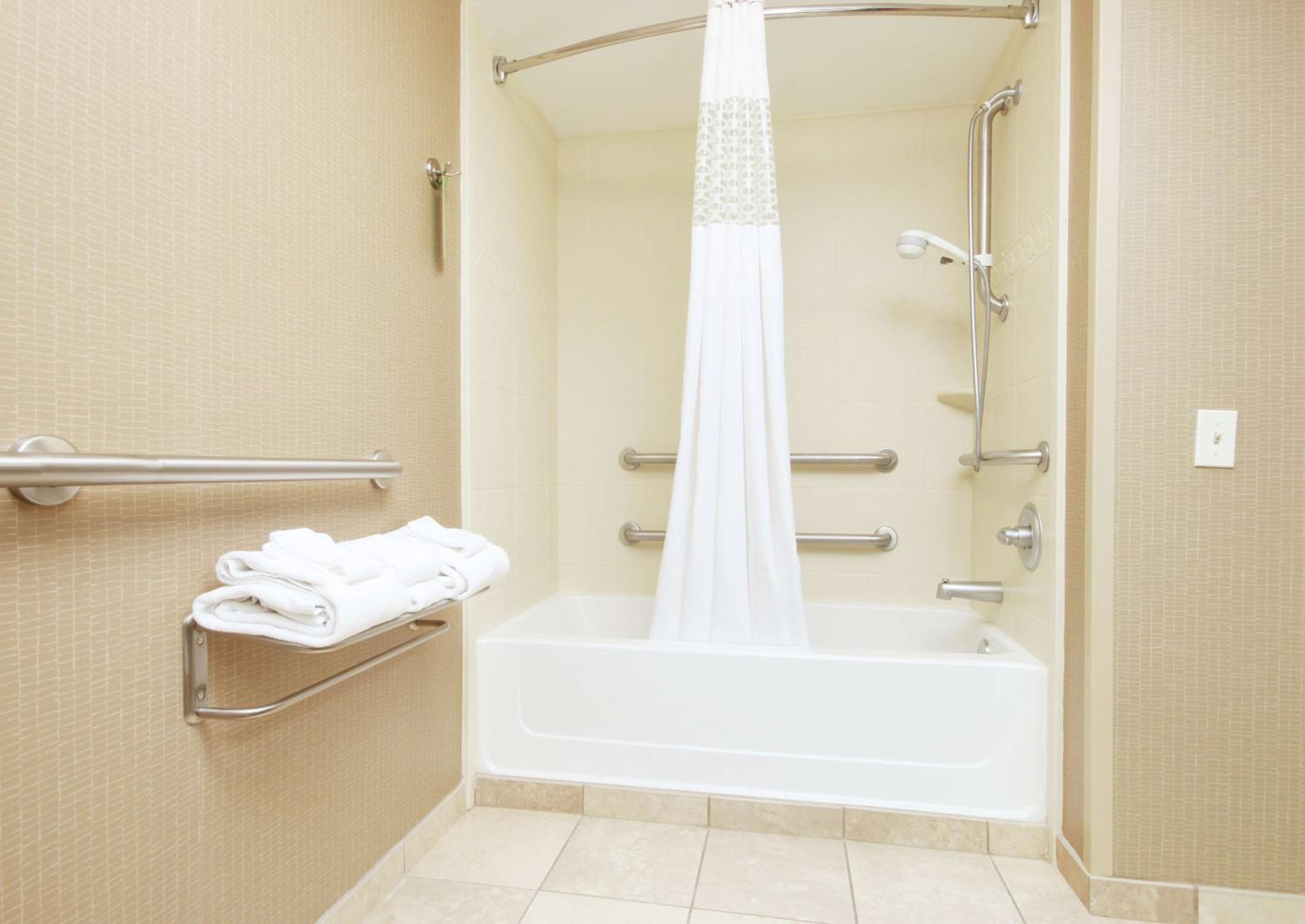 Queen Room with Bath Tub - Disability Access/Non-Smoking  - Photo 2