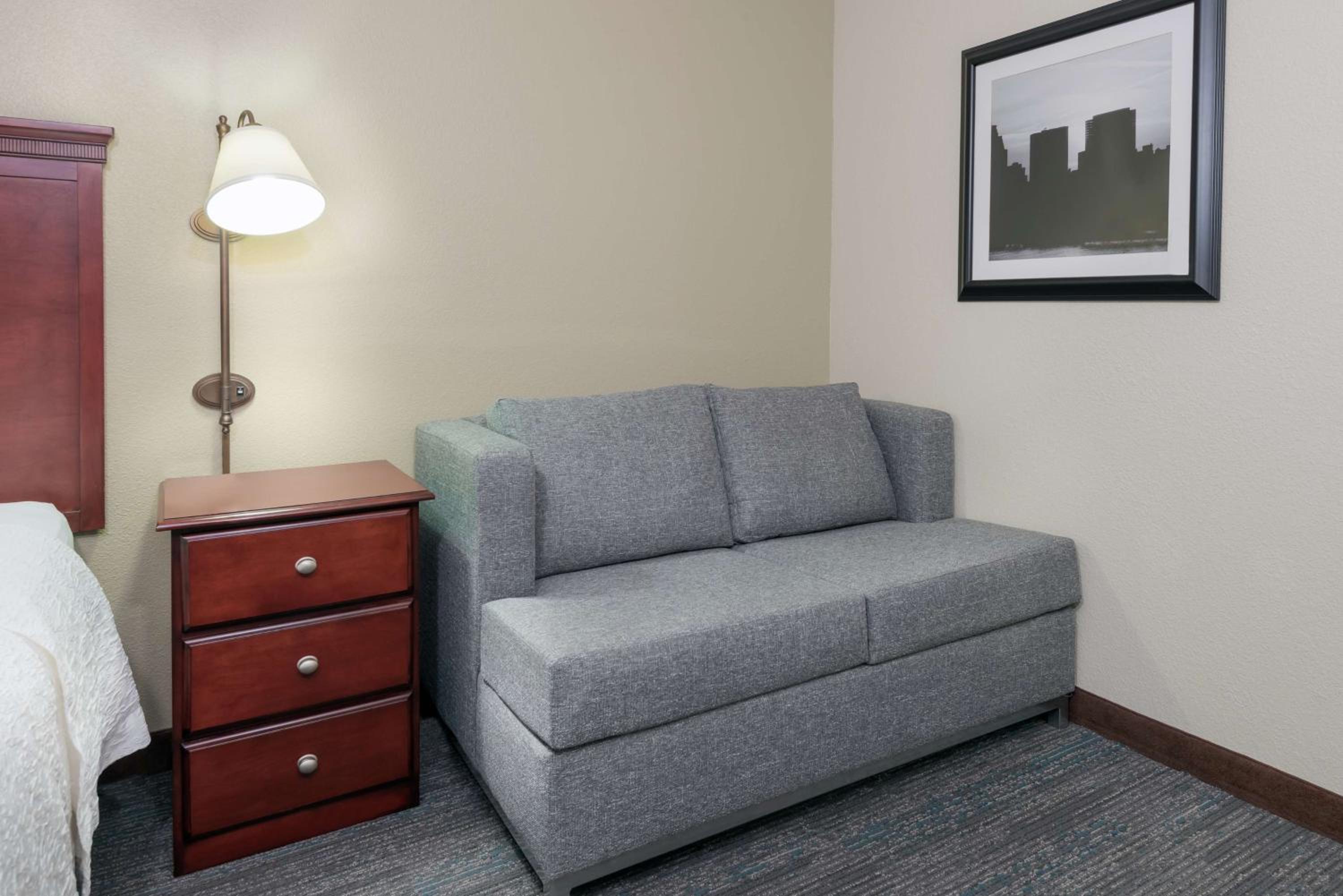 Deluxe King Room with Sofa Bed - Non-Smoking - Photo 2