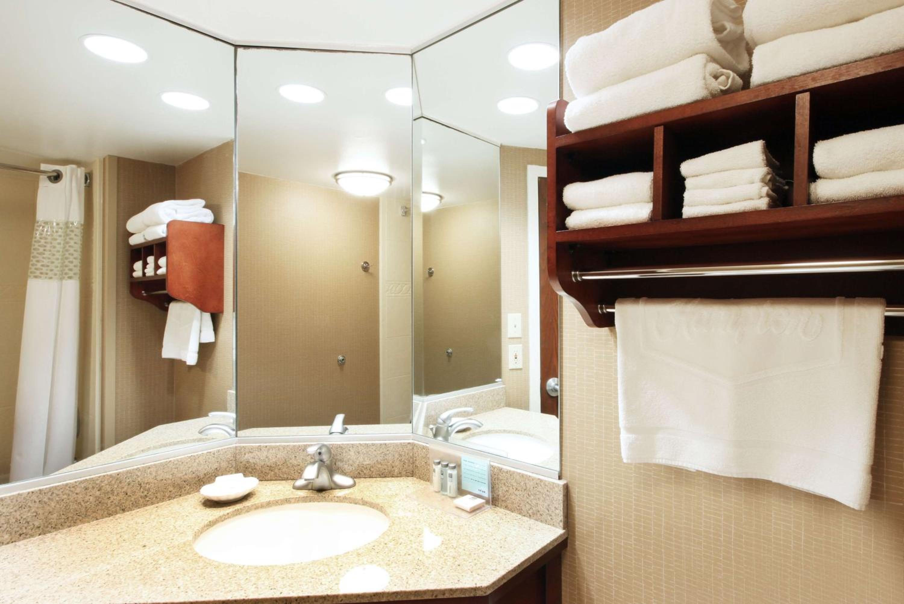 Deluxe King Room with Sofa Bed - Non-Smoking - Photo 3