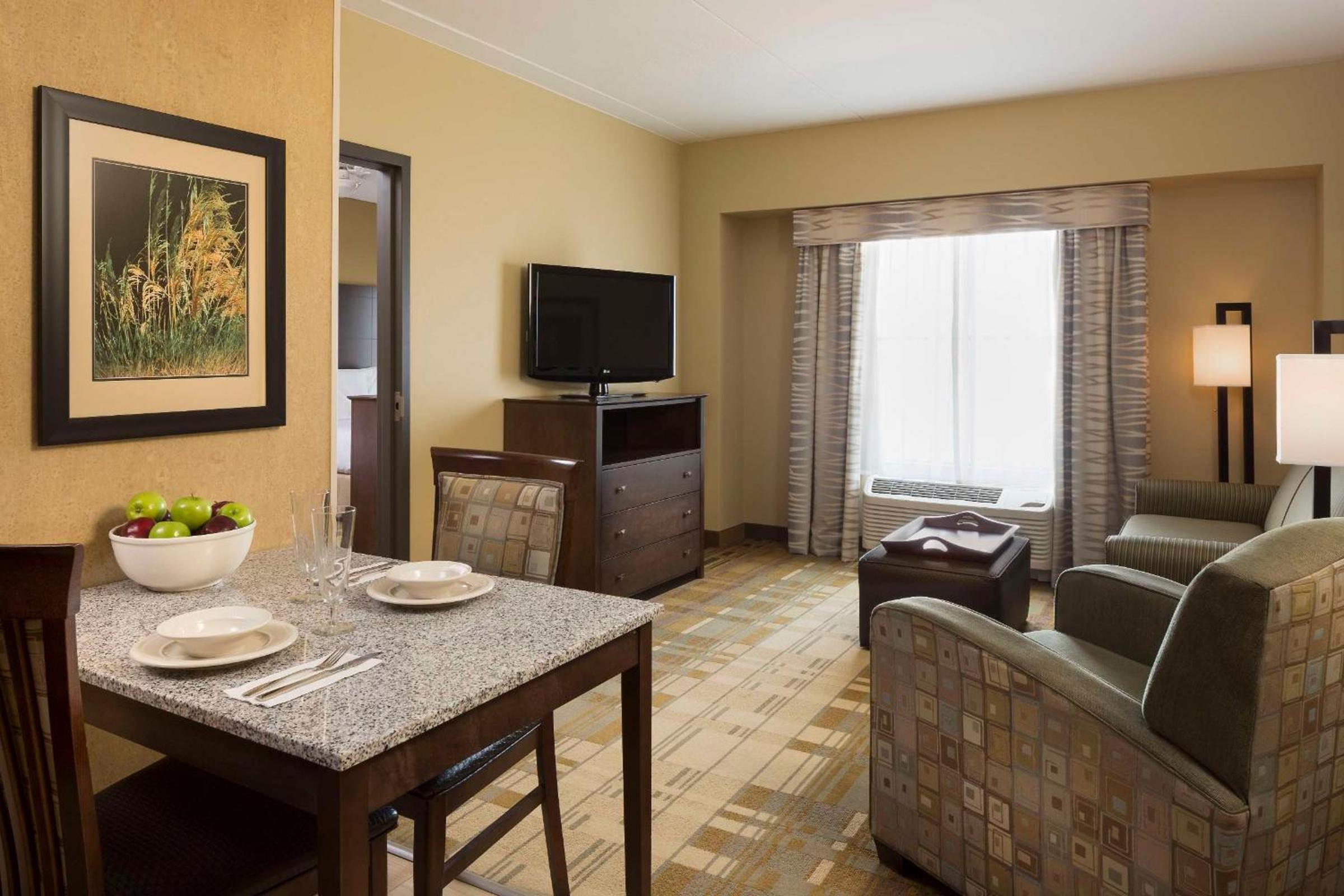 One-Bedroom Queen Suite with Two Queen Beds - Non-Smoking