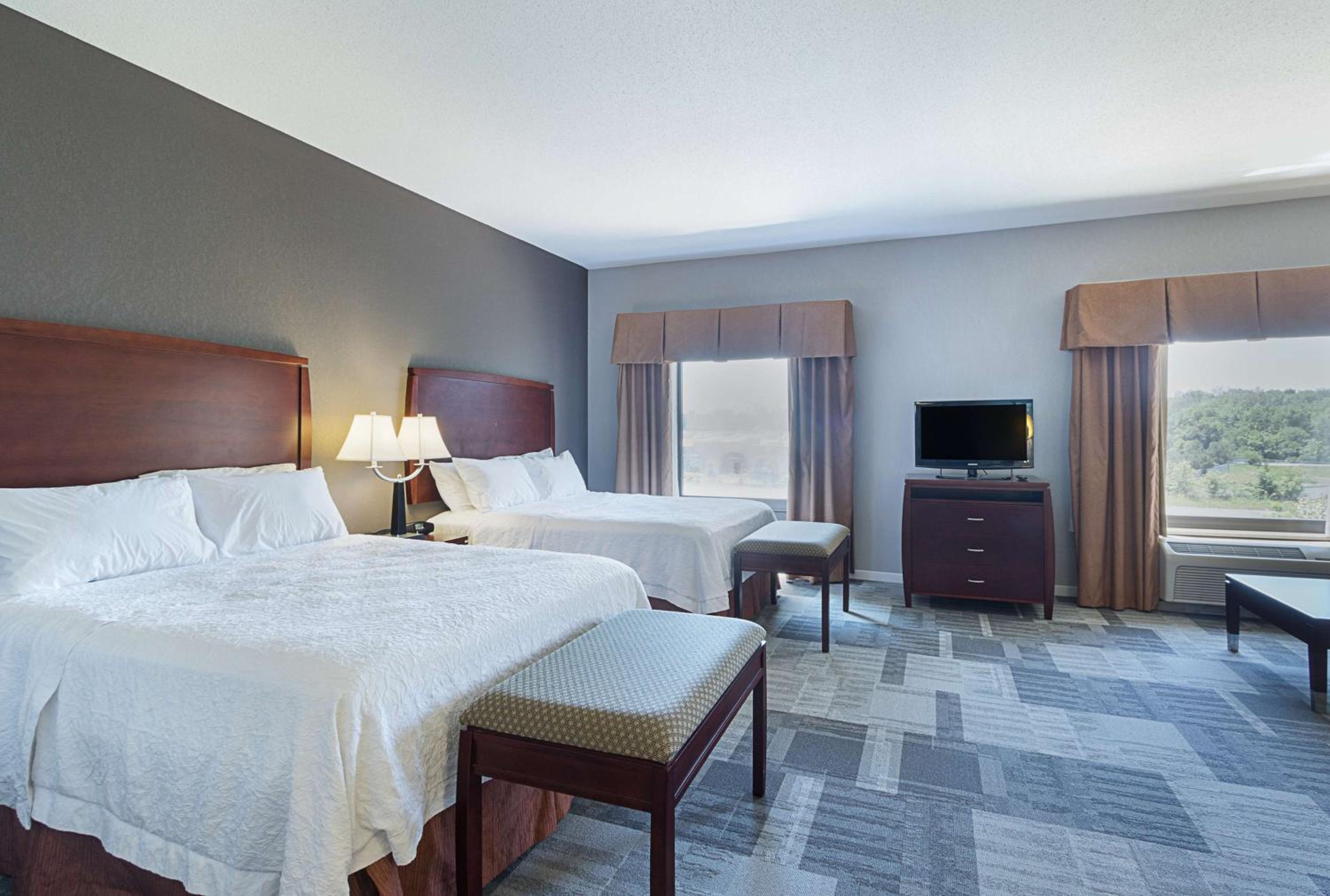 Queen Studio Suite with Two Queen Beds and Sofa Bed - Non-Smoking - Photo 2