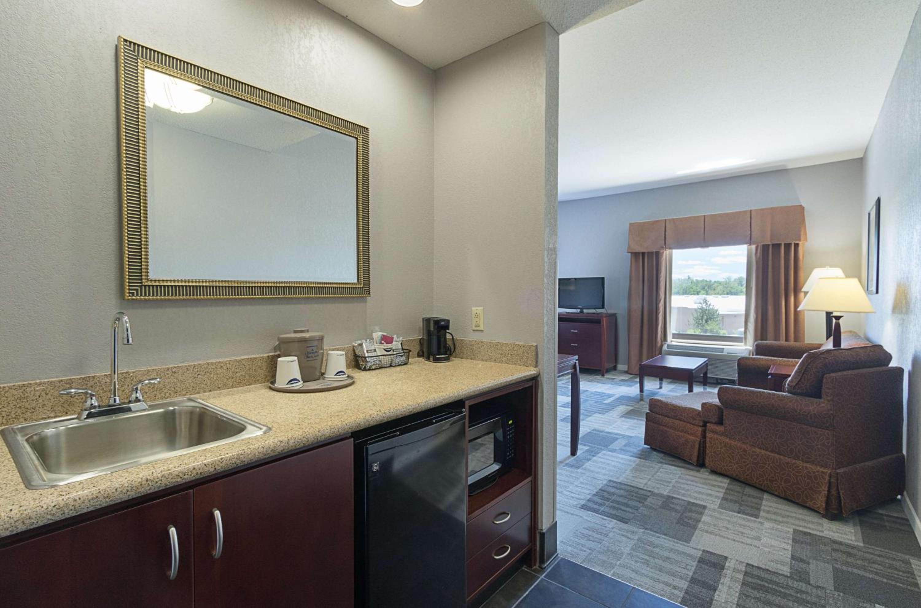 Queen Studio Suite with Two Queen Beds and Sofa Bed - Non-Smoking - Photo 3