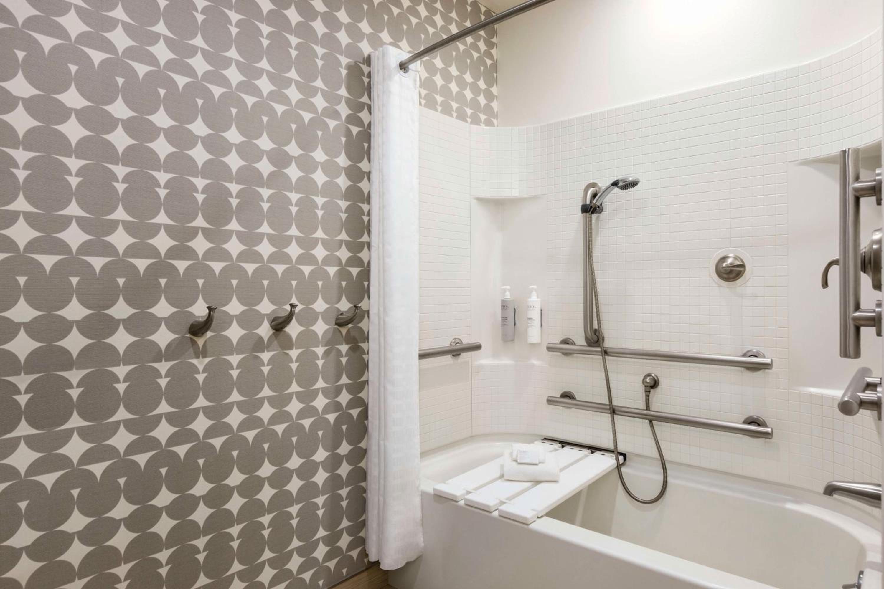 Queen Studio Suite - Hearing Access/Non-Smoking photo 2
