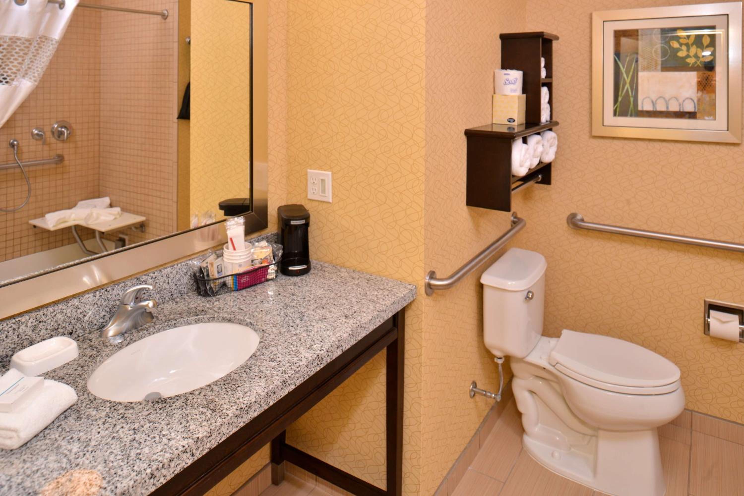 Queen Room with Two Queen Beds - Hearing Access/Non-Smoking photo 3