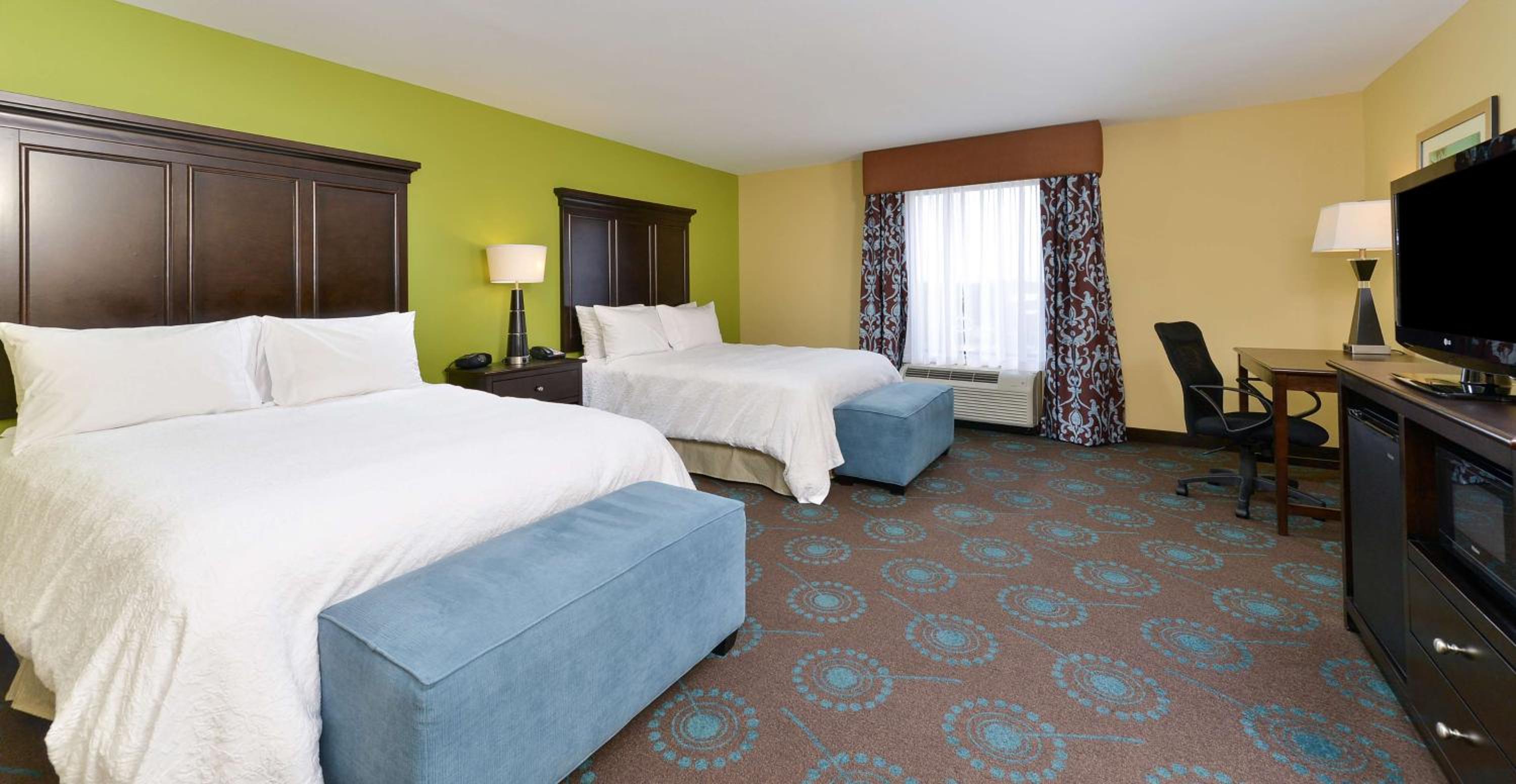 Queen Room with Two Queen Beds - Mobility Access/Non-Smoking photo 3