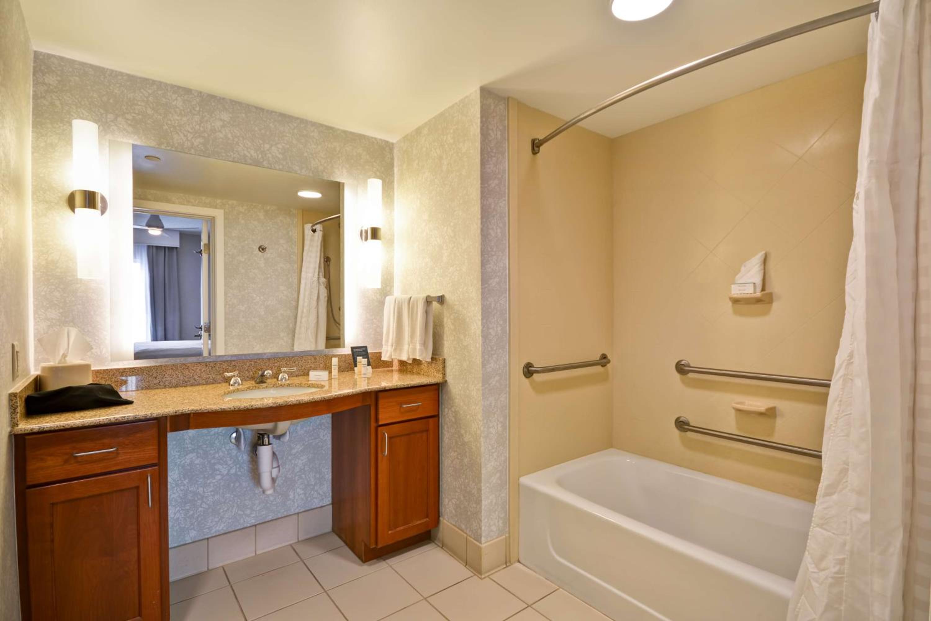 King Suite - Mobility Access/Non-Smoking - Photo 3
