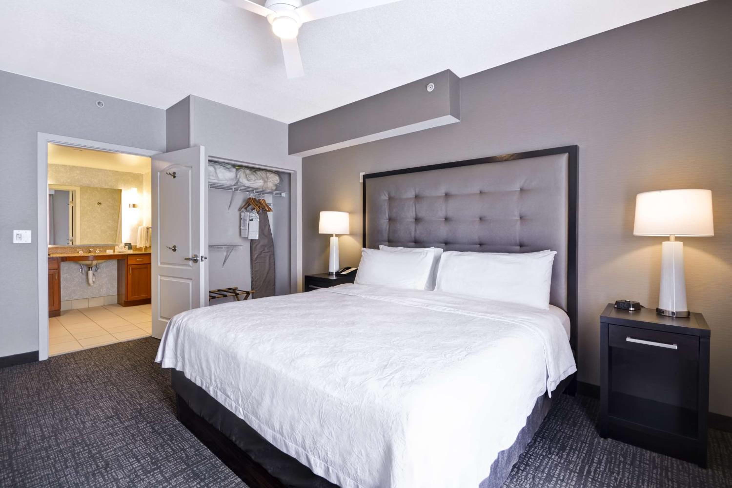 King Suite - Mobility Access/Non-Smoking - Photo 1