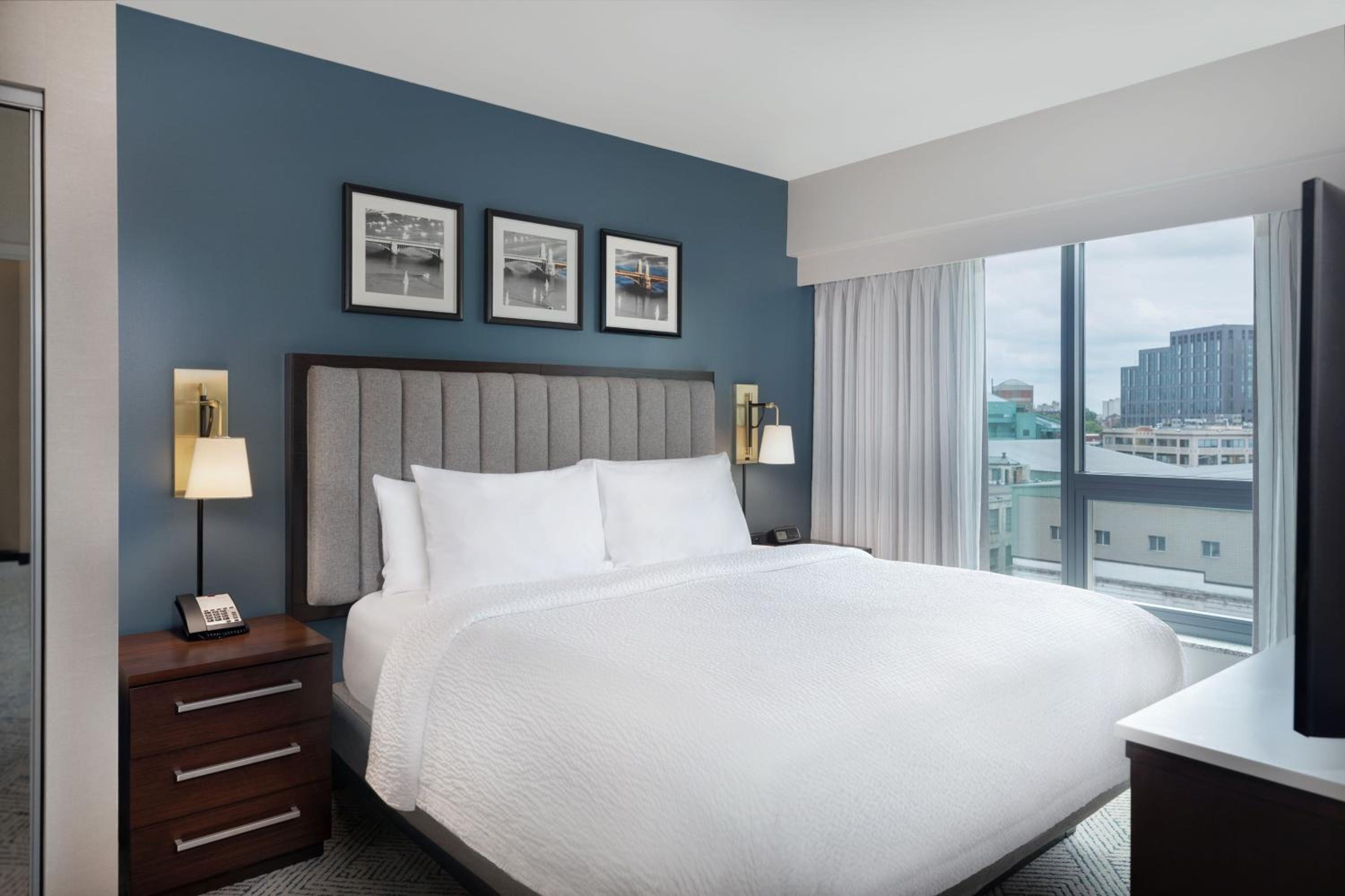 One-Bedroom King Suite with Sofa Bed thumbnail 5