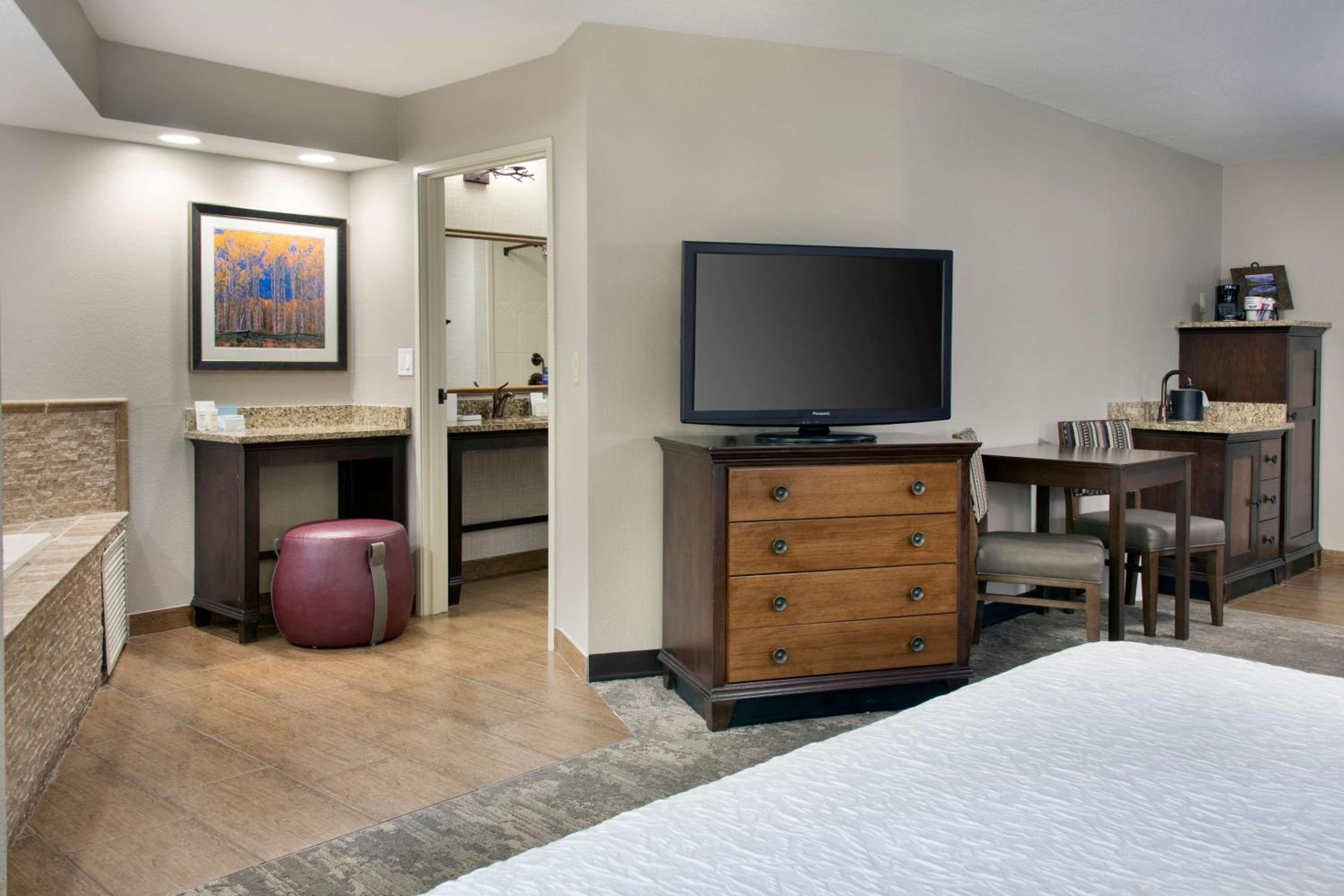 King Studio Suite with Hot Tub - Photo 3