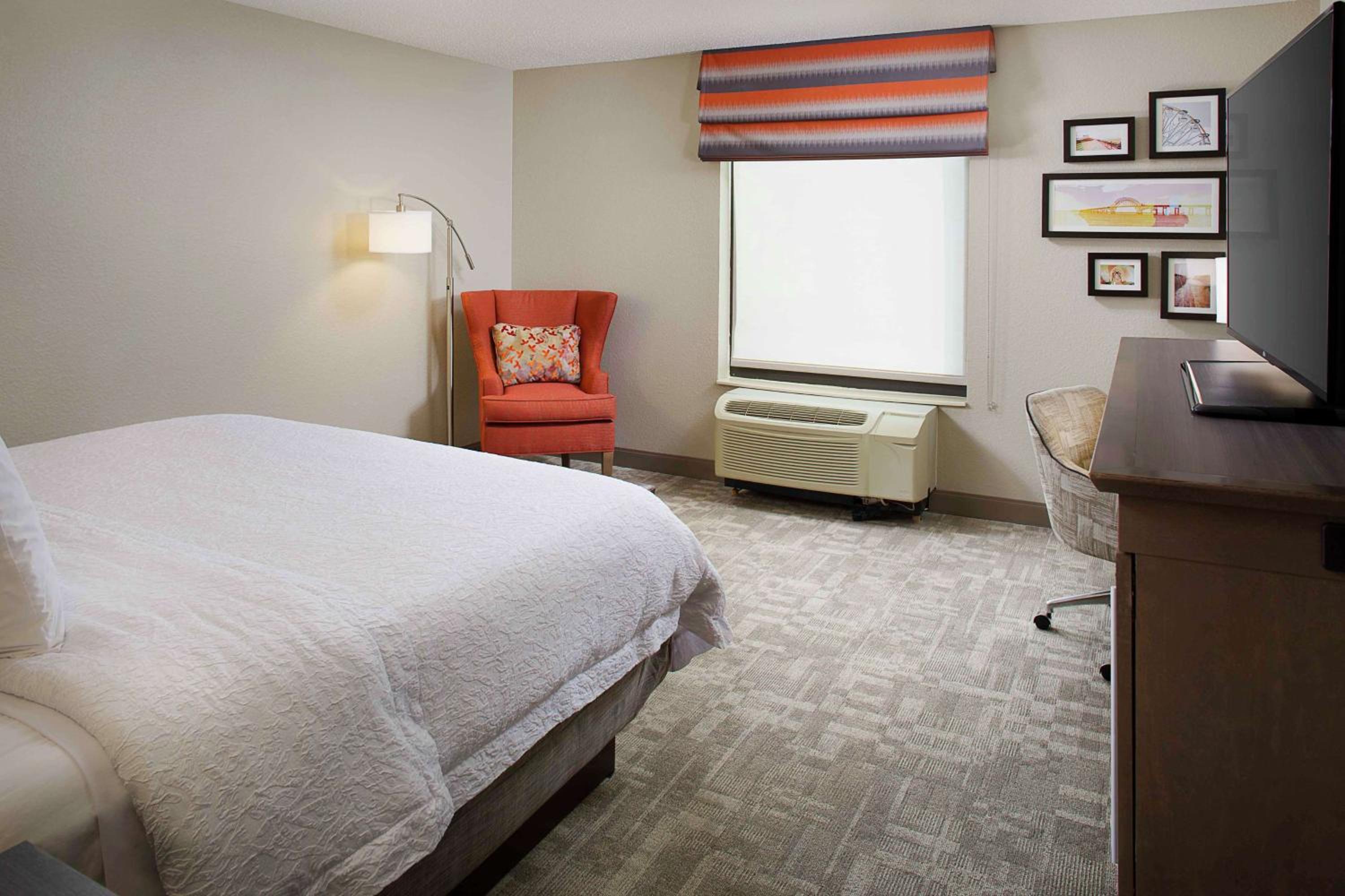 King Room with Sofa Bed - Non-Smoking - Photo 4