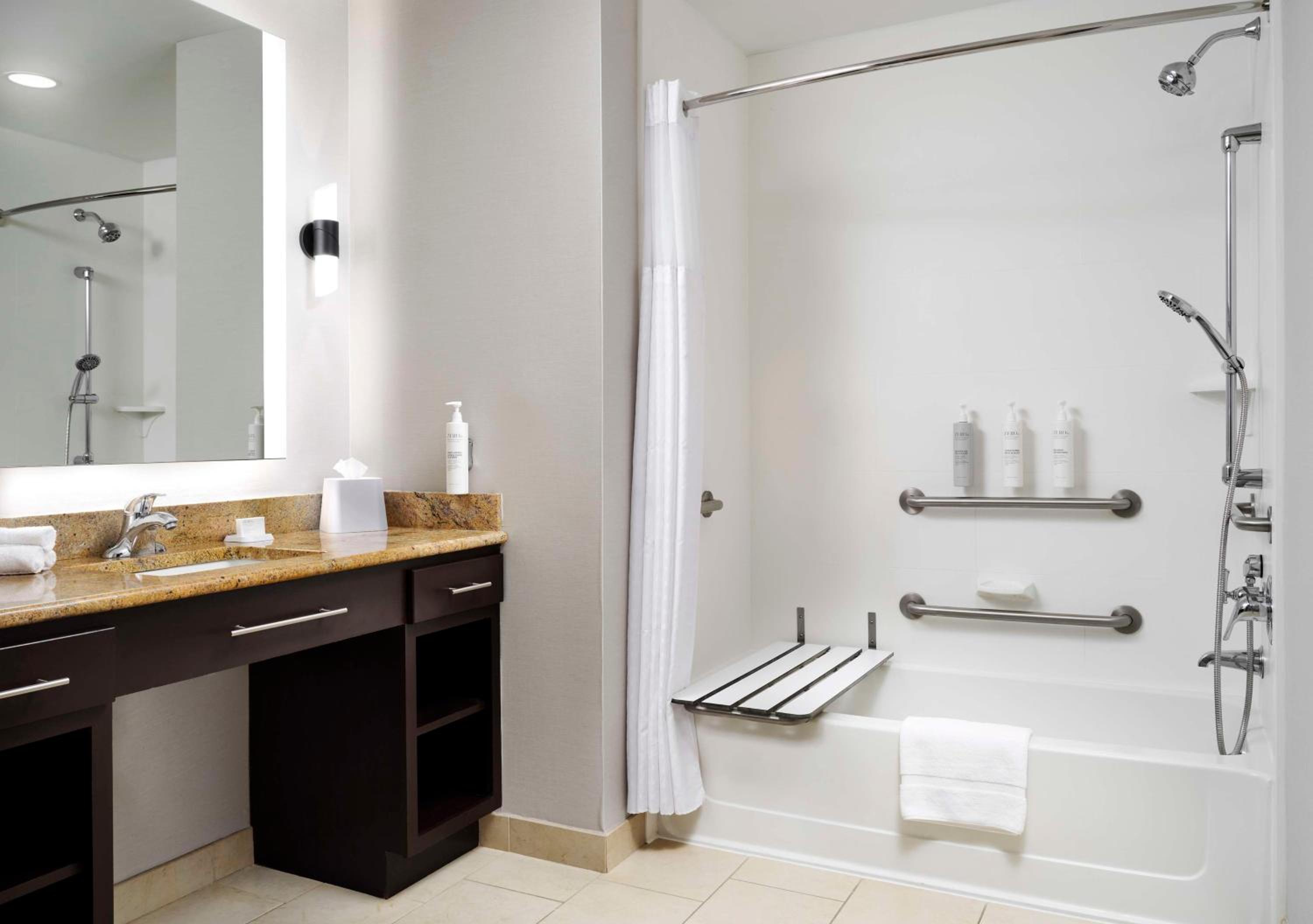 King Suite with Accessible Tub - Mobility and Hearing Access/Non-Smoking photo 3