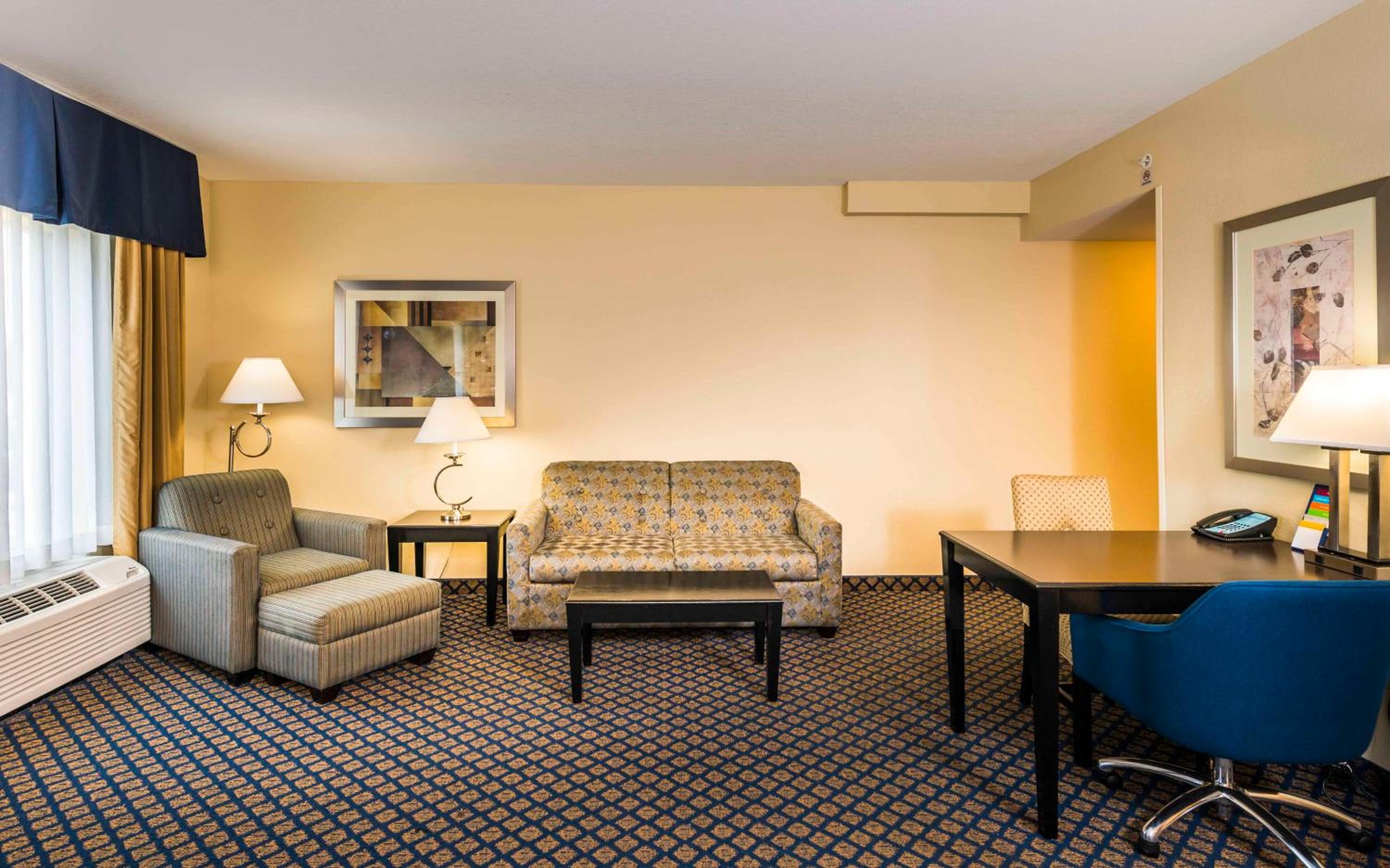 Queen Studio Suite with Two Queen Beds - Non-Smoking - Photo 1