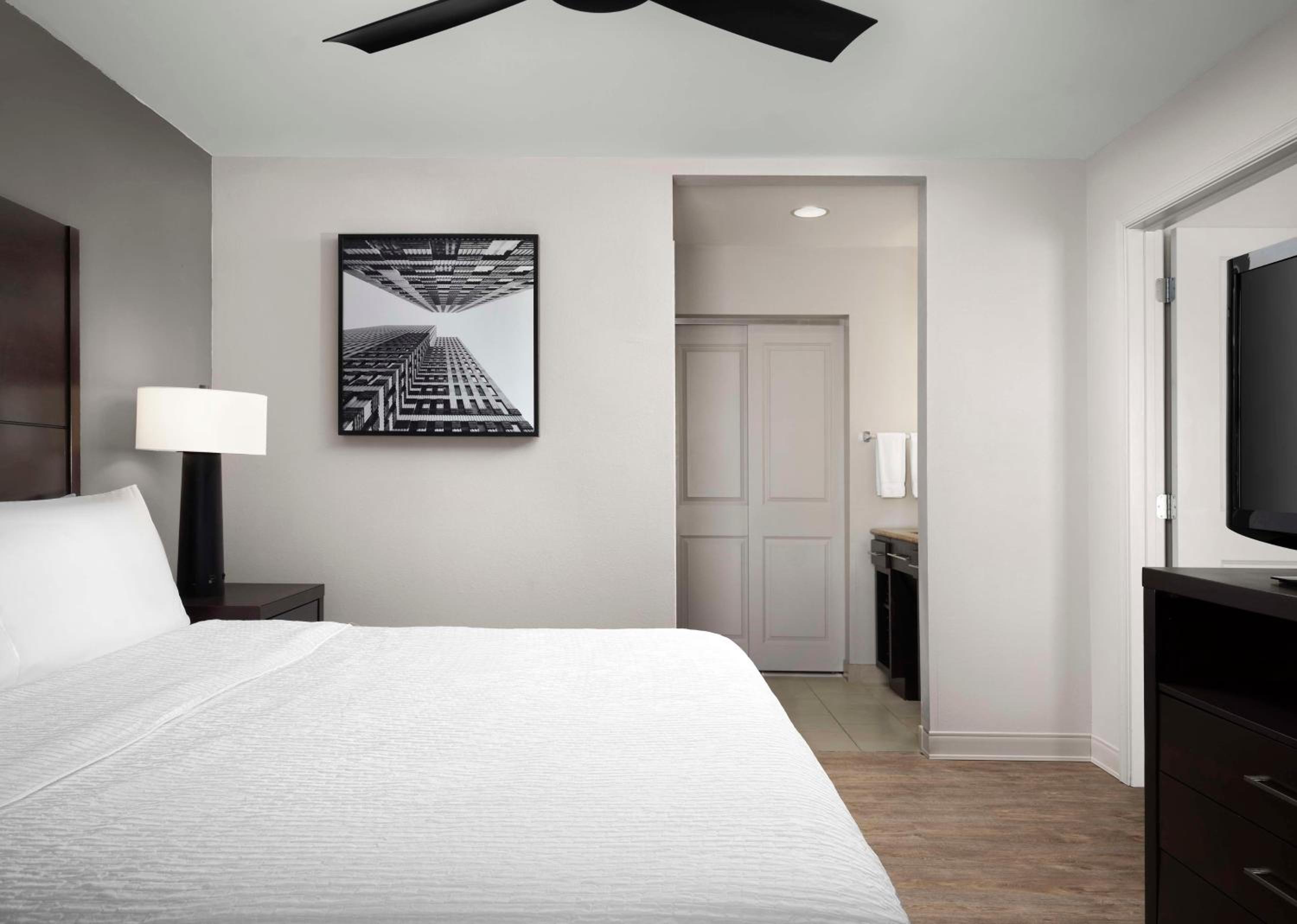King Suite with Accessible Tub - Mobility and Hearing Access/Non-Smoking photo 2