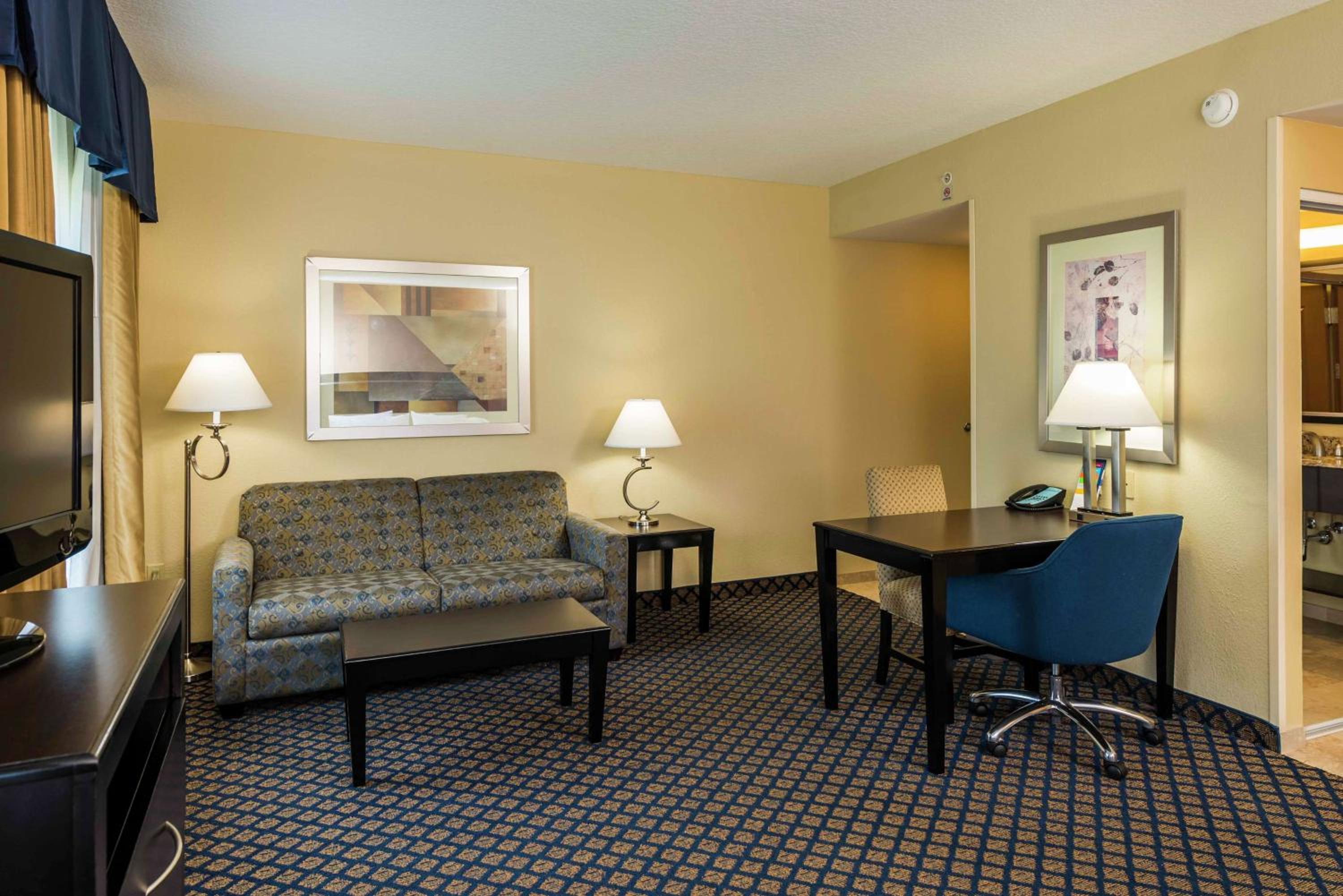 King Studio Suite - Non-Smoking - Photo 3