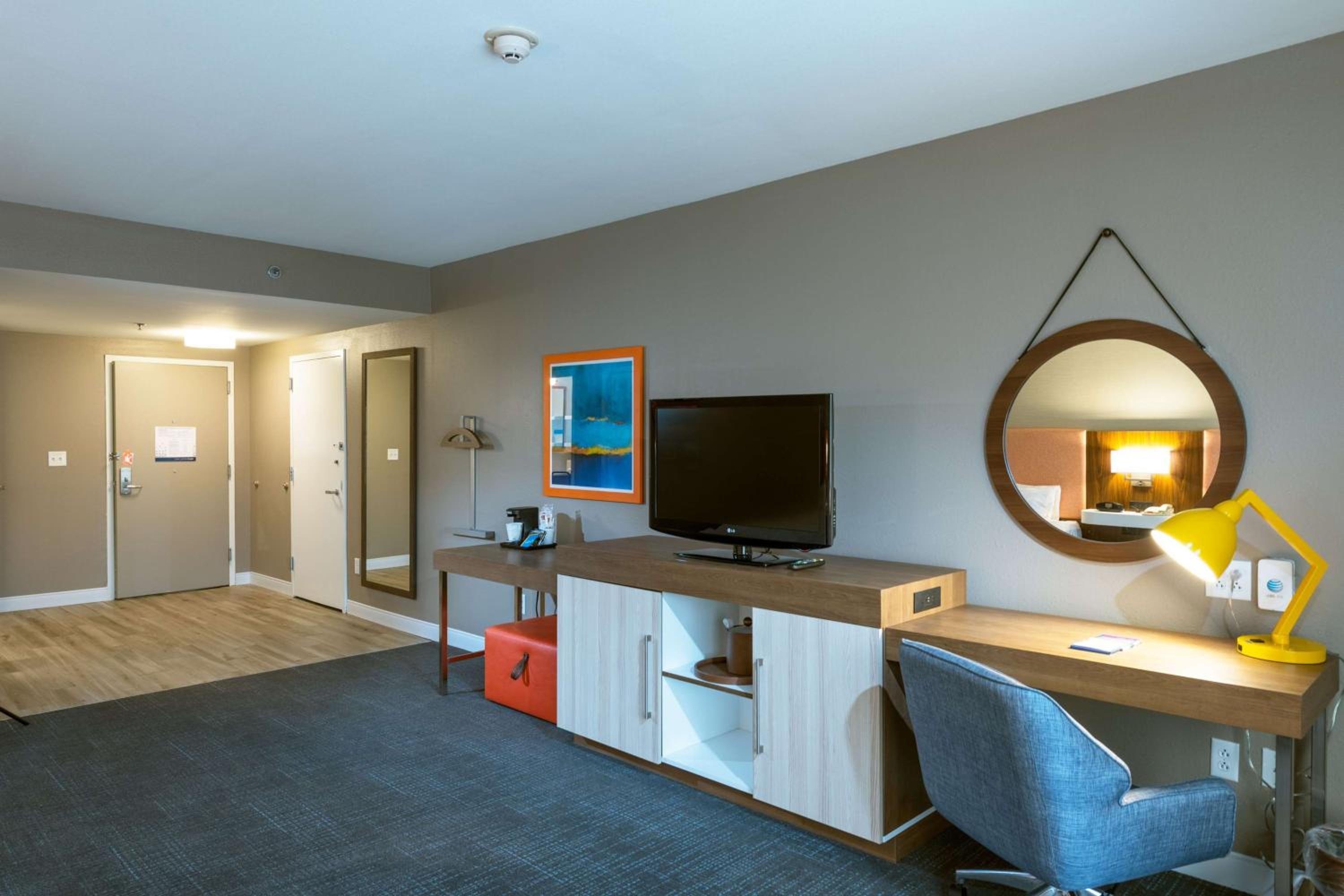 Queen Room with Two Queen Beds - Mobility Access/Non-Smoking - Photo 3