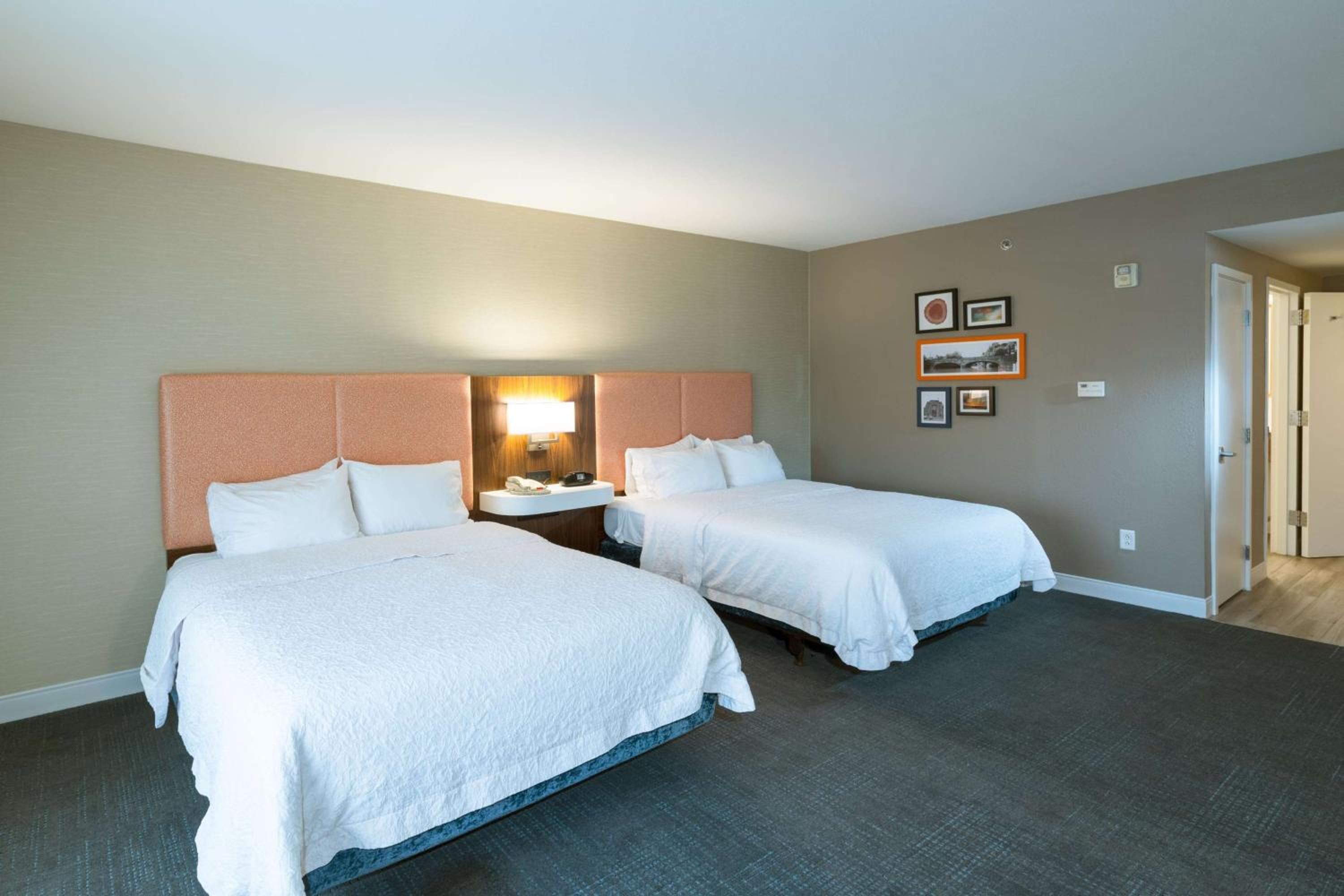 Queen Room with Two Queen Beds - Mobility Access/Non-Smoking - Photo 4