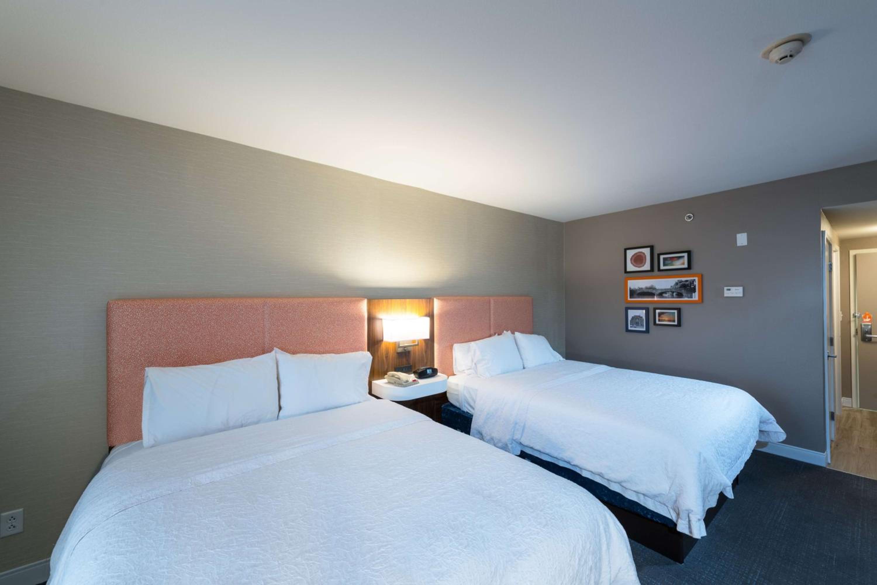 Room with Two Queen Beds - Non-Smoking - Photo 3