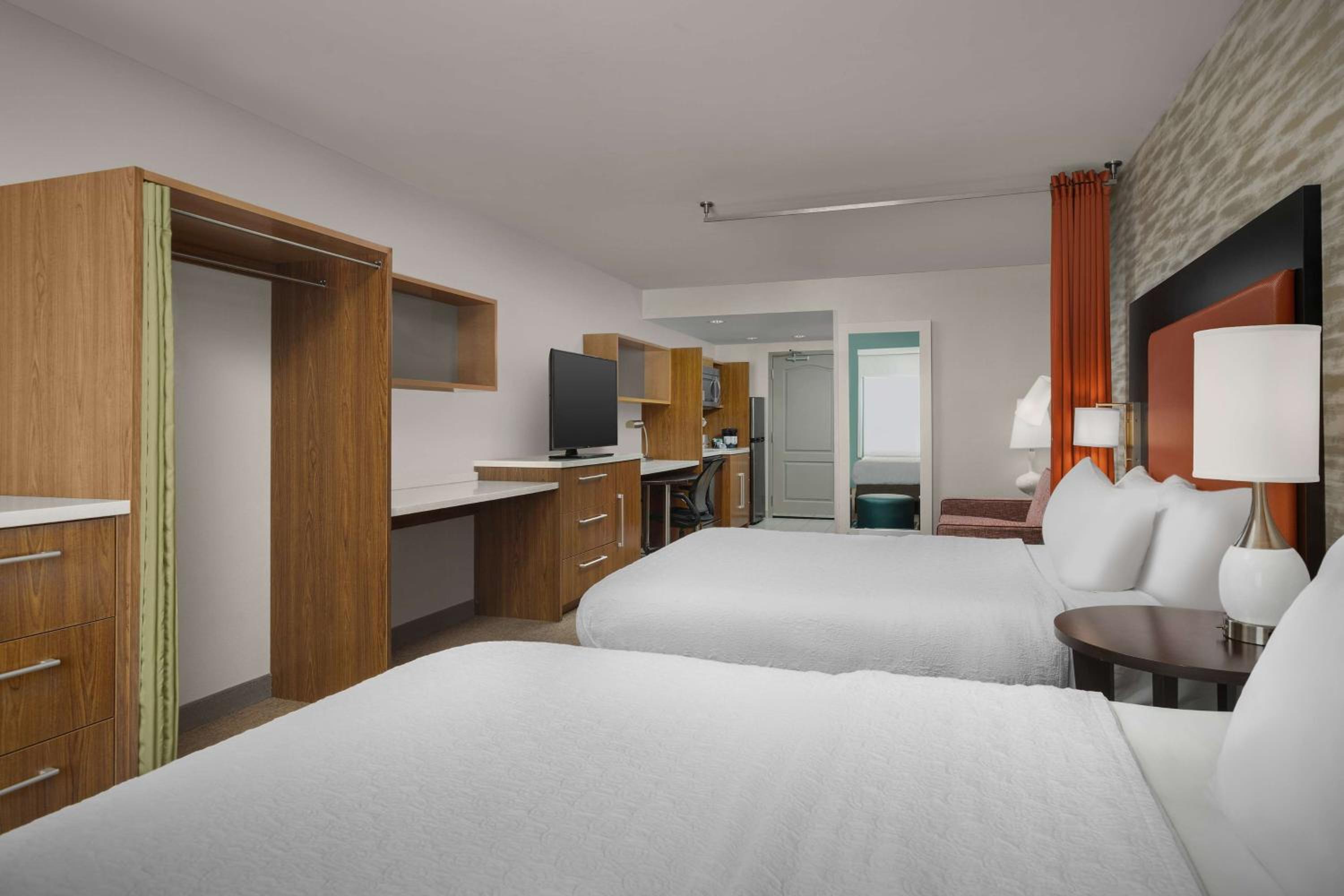 Queen Studio with Two Queen Beds - Non-Smoking - Photo 4