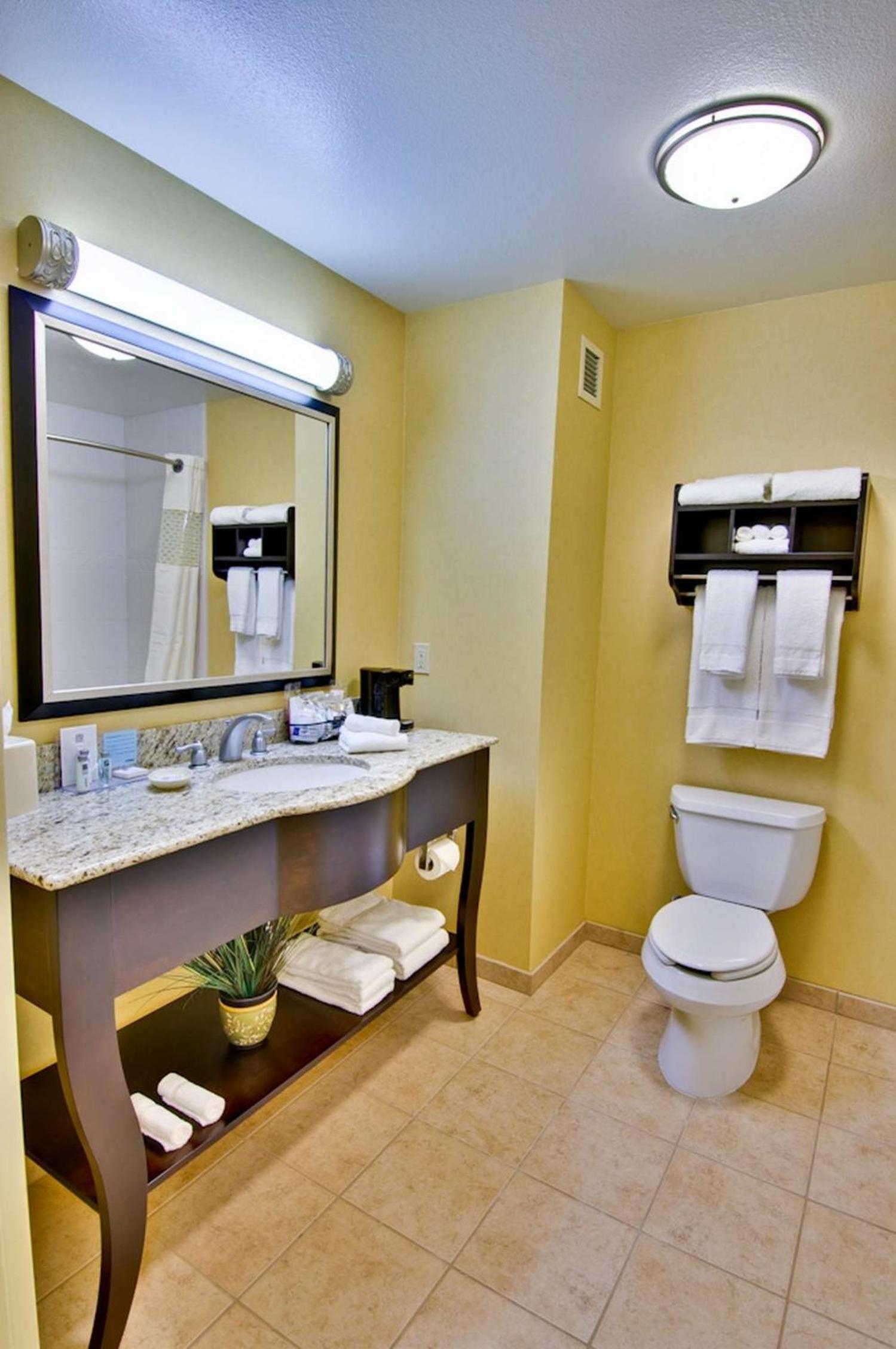 Queen Room with Two Queen Beds - Non-Smoking - Photo 4
