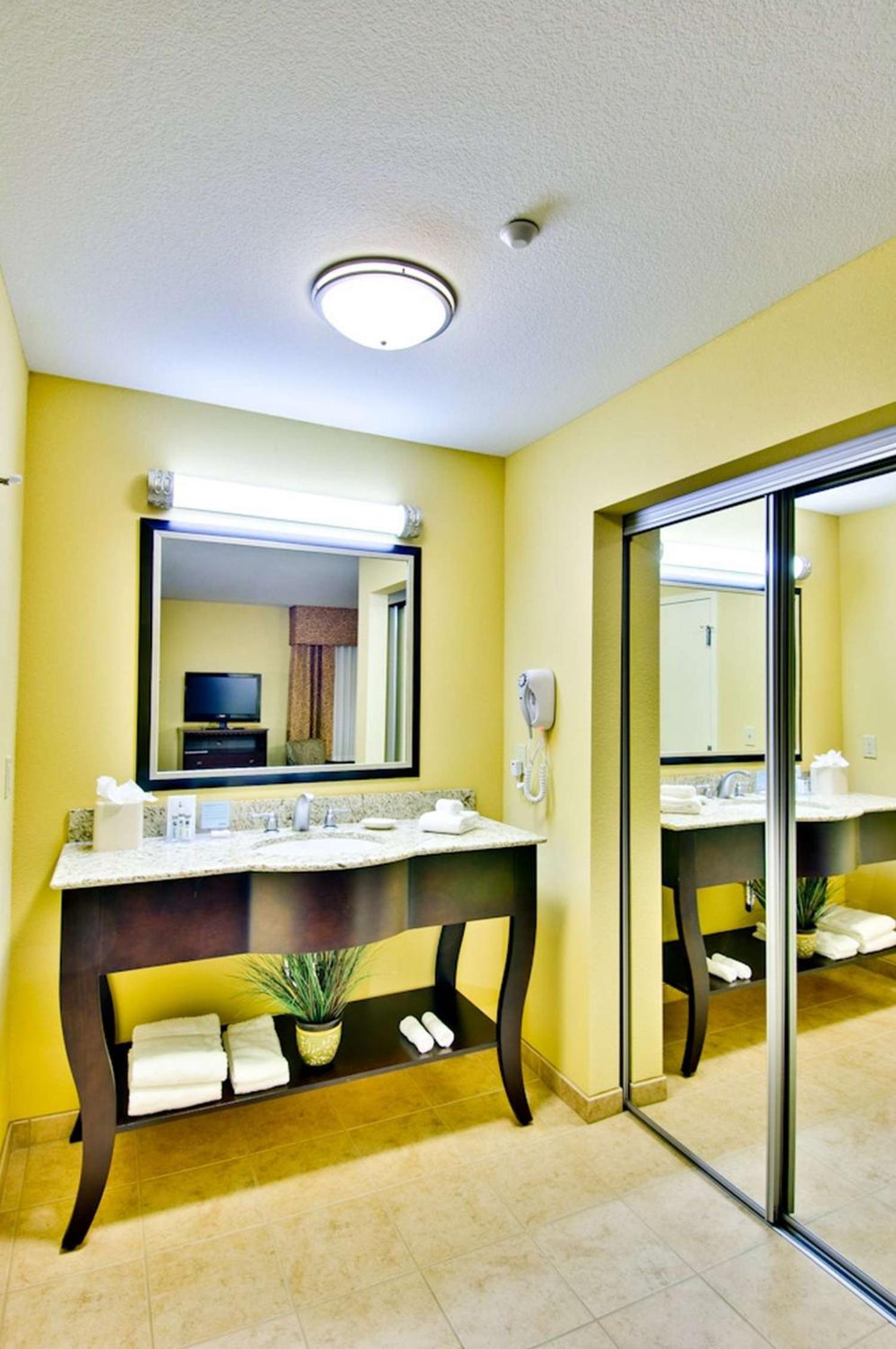 King Studio Suite with Sofa Bed - Non-Smoking - Photo 4