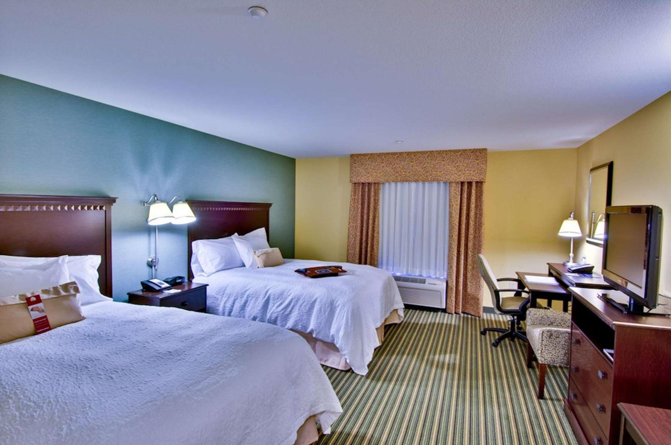 Queen Room with Two Queen Beds - Non-Smoking - Photo 3
